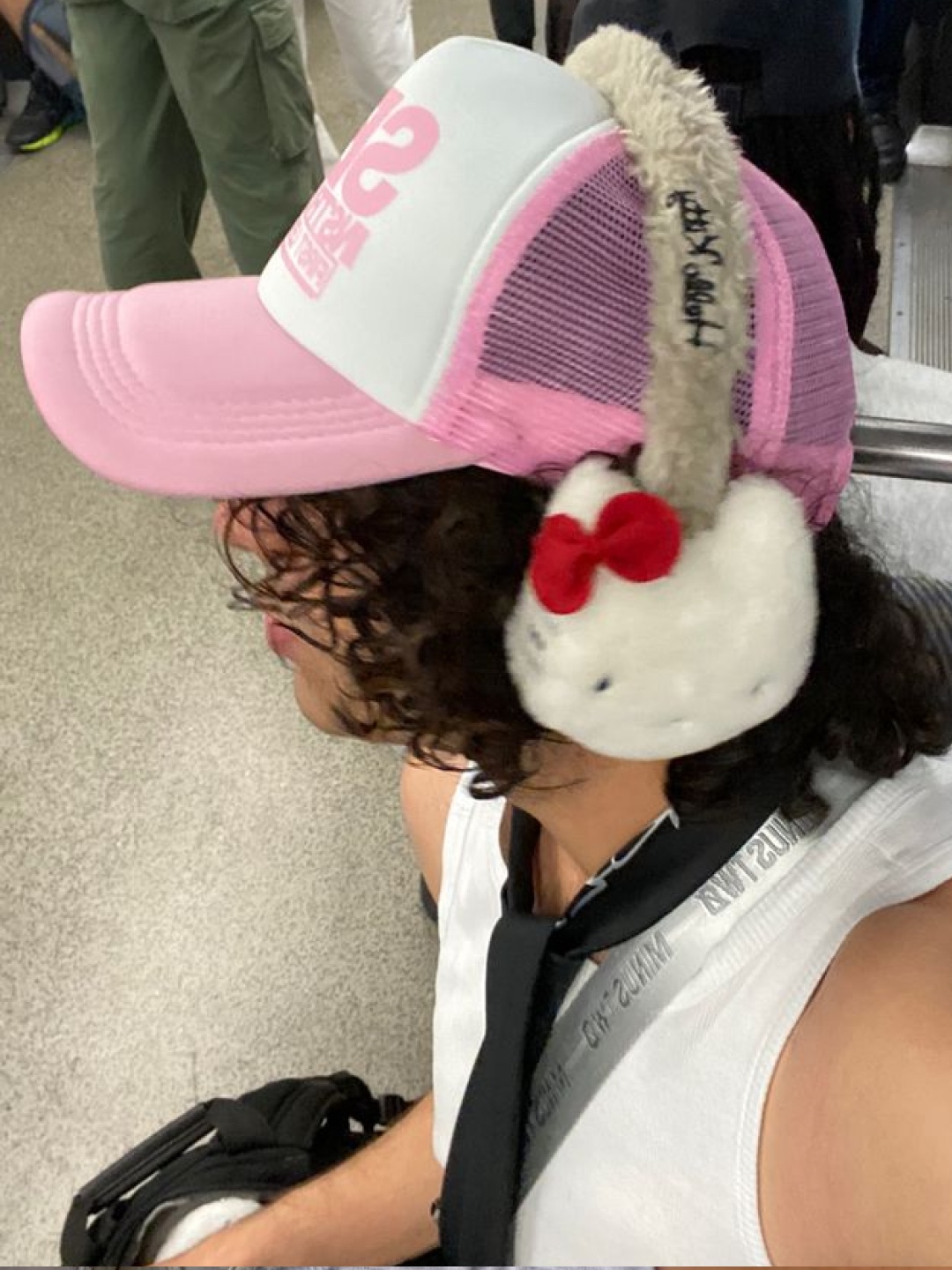 BAPE Baby Milo x Hello Kitty T-Shirt White, (W) Taw&Toe x Sanrio Flip Flop Zerovity Plumpy Hello Kitty Charm Tag Set Silver 착용 스타일 - 3
