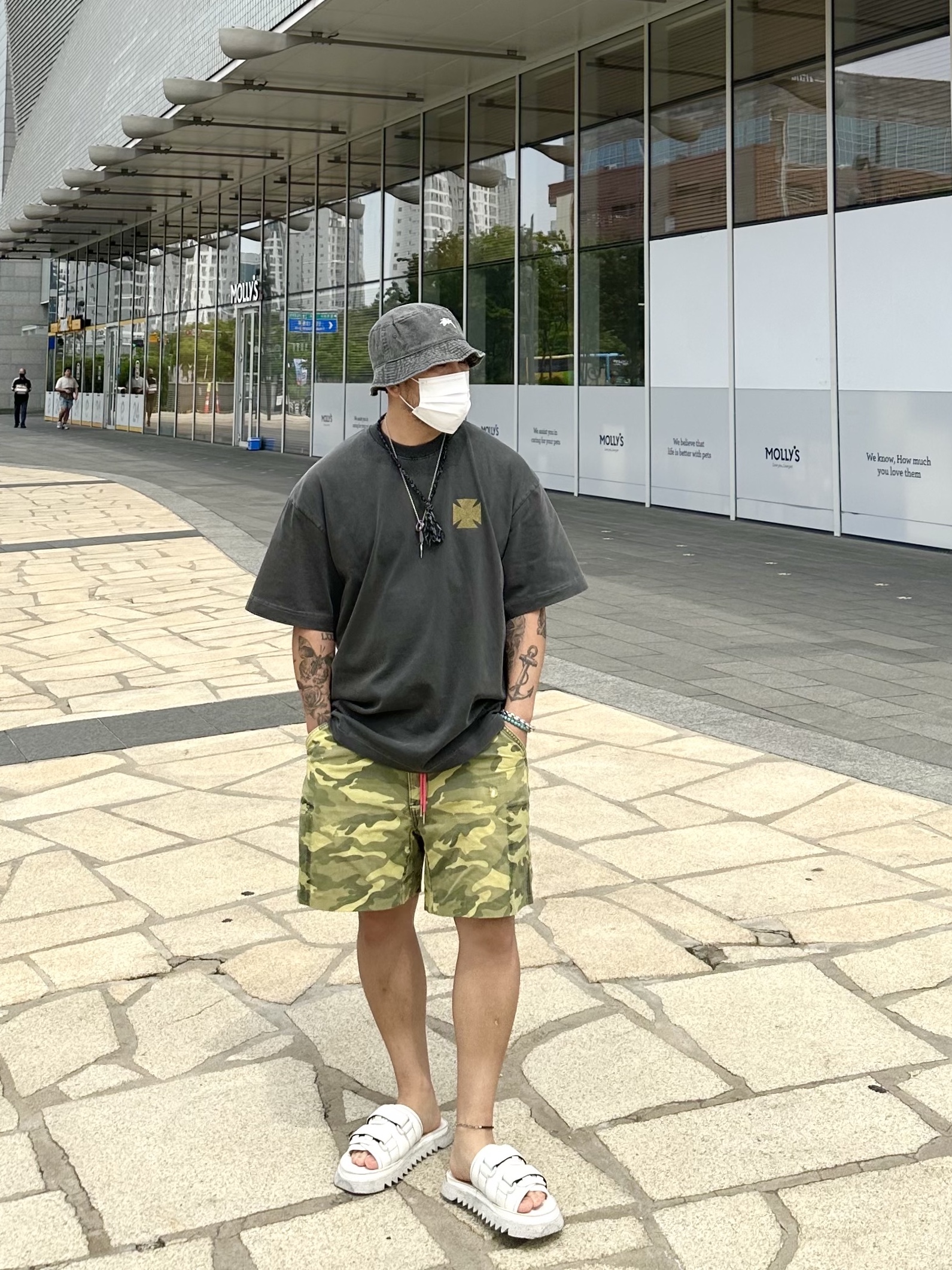 Stussy Washed Stock Bucket Hat Charcoal 착용 스타일 - 1