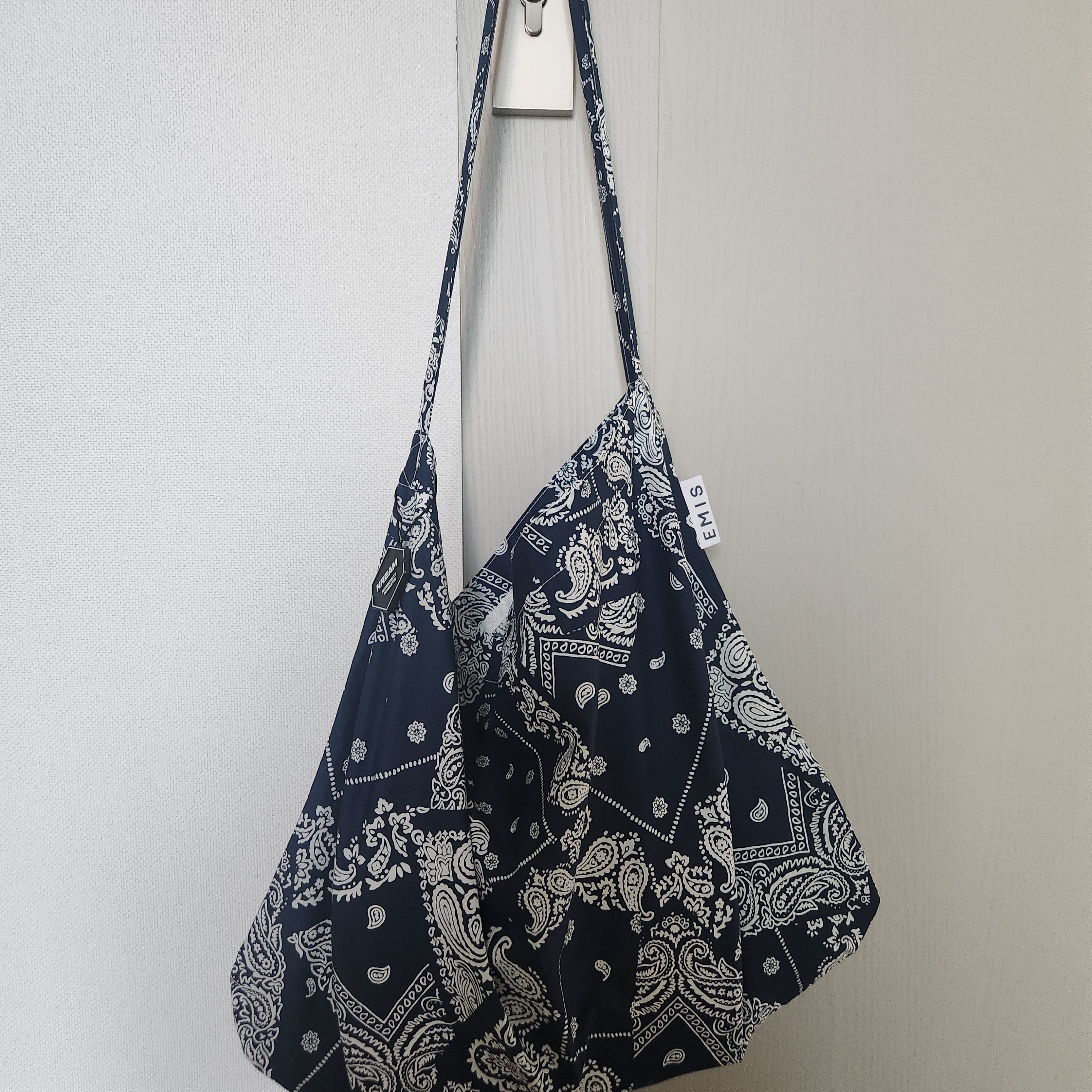Emis Paisley Eco Bag Navy 착용 스타일