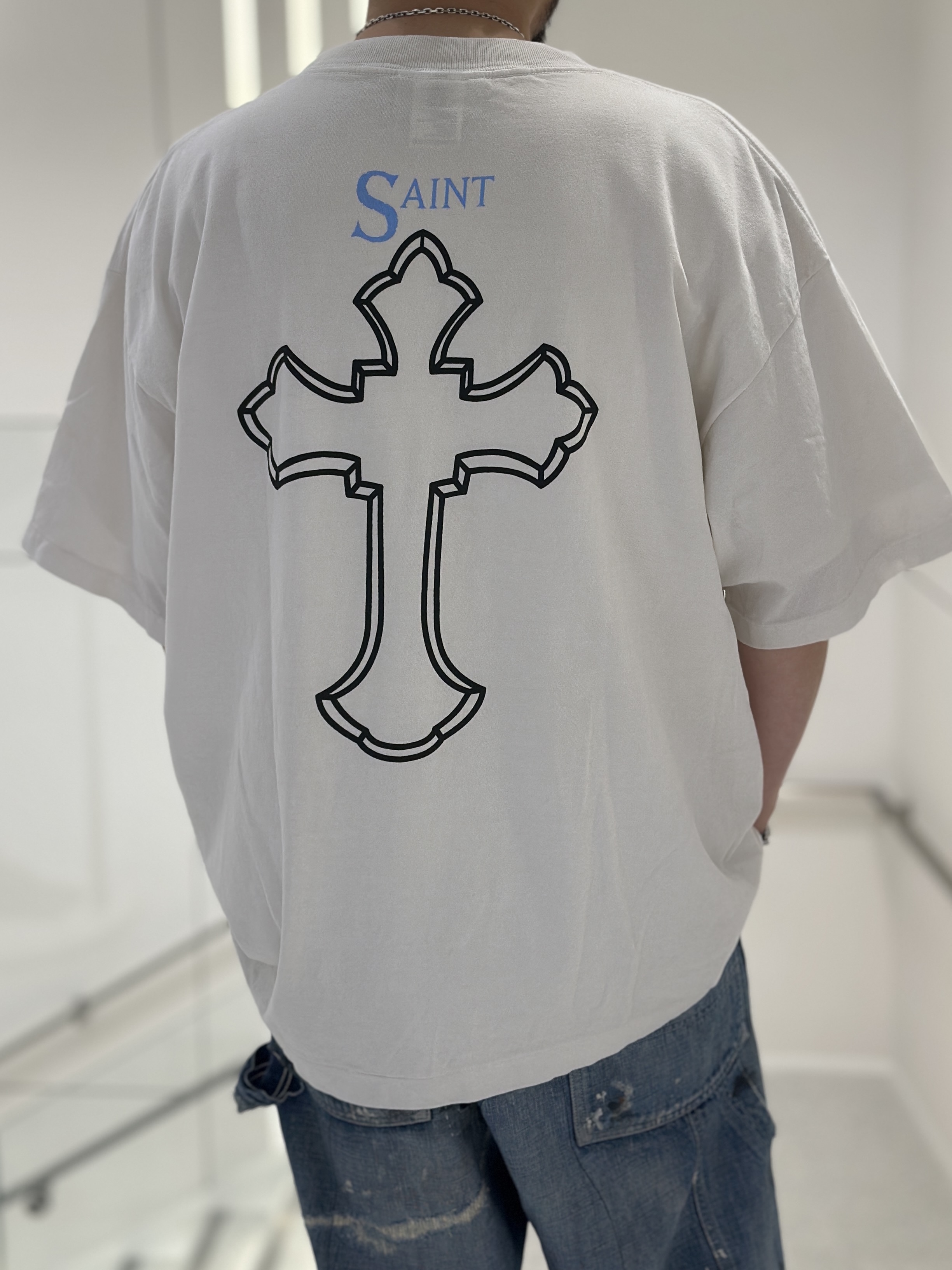 Saint Mxxxxxx x 2Pac S/S T-Shirt White - 25SS, Saint Mxxxxxx Saint Journey Cap Black 착용 스타일 - 2