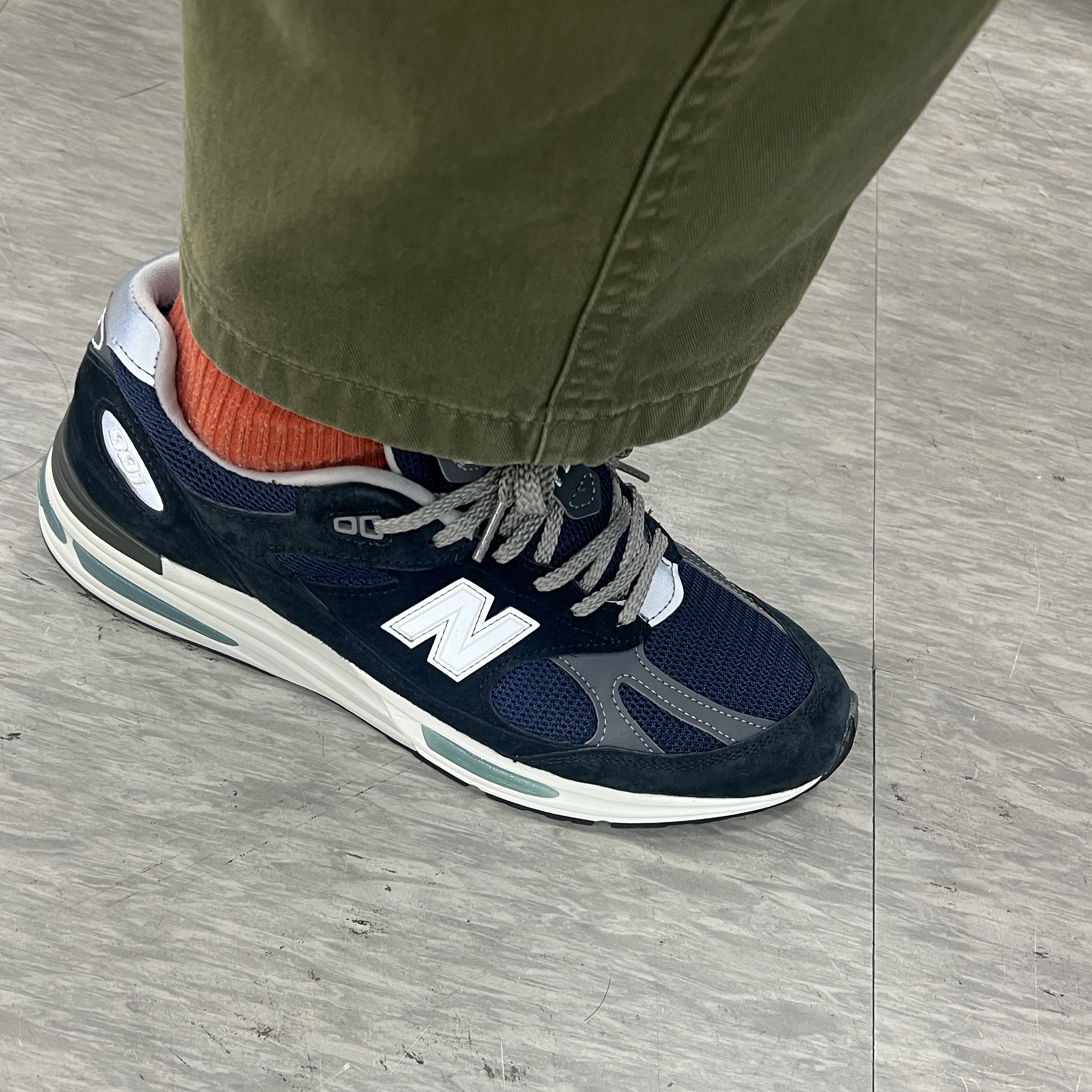 New Balance 991v2 Made in UK Dark Navy Smoked Pearl 착용 스타일