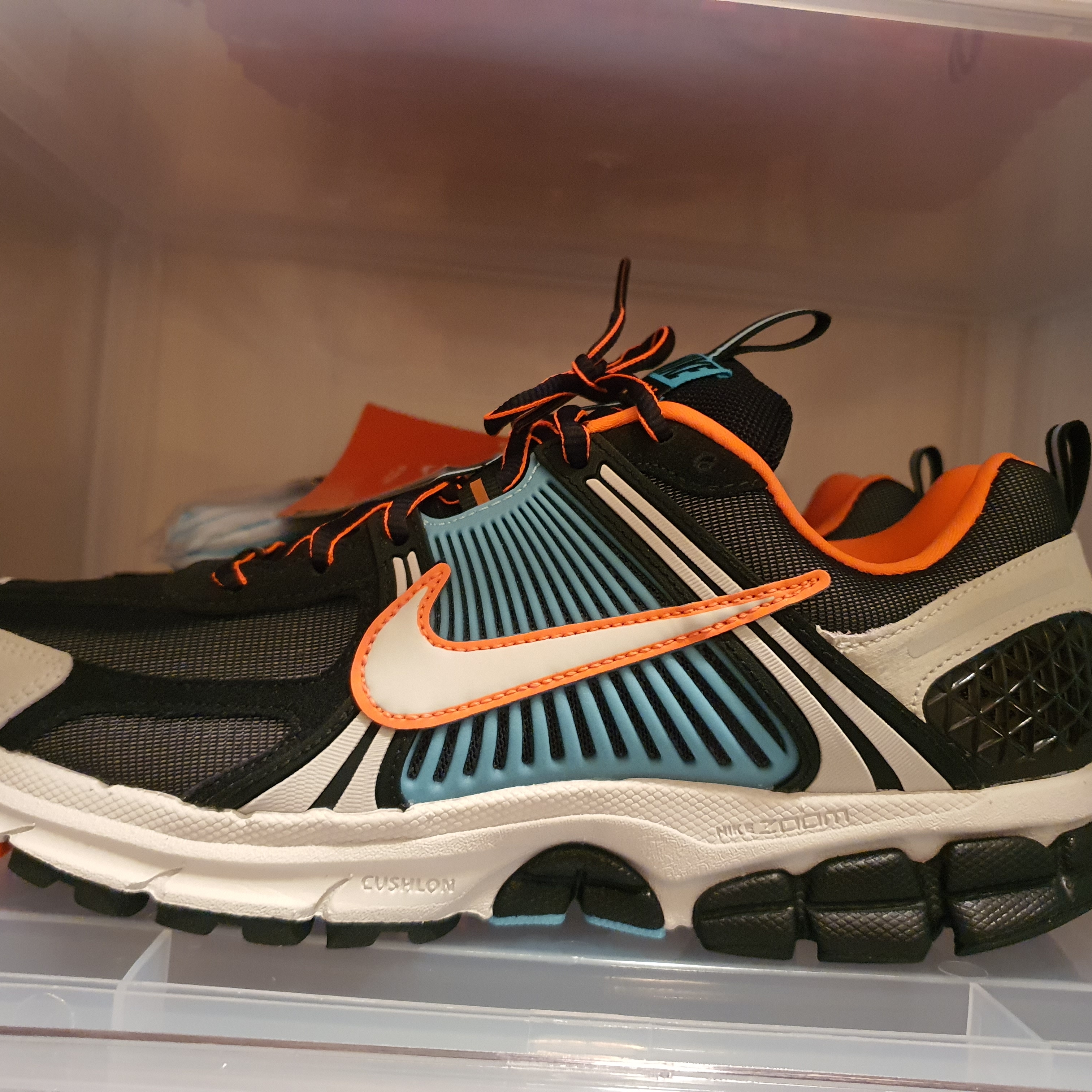 (W) Nike Zoom Vomero 5 Black Blue Gaze 착용 스타일