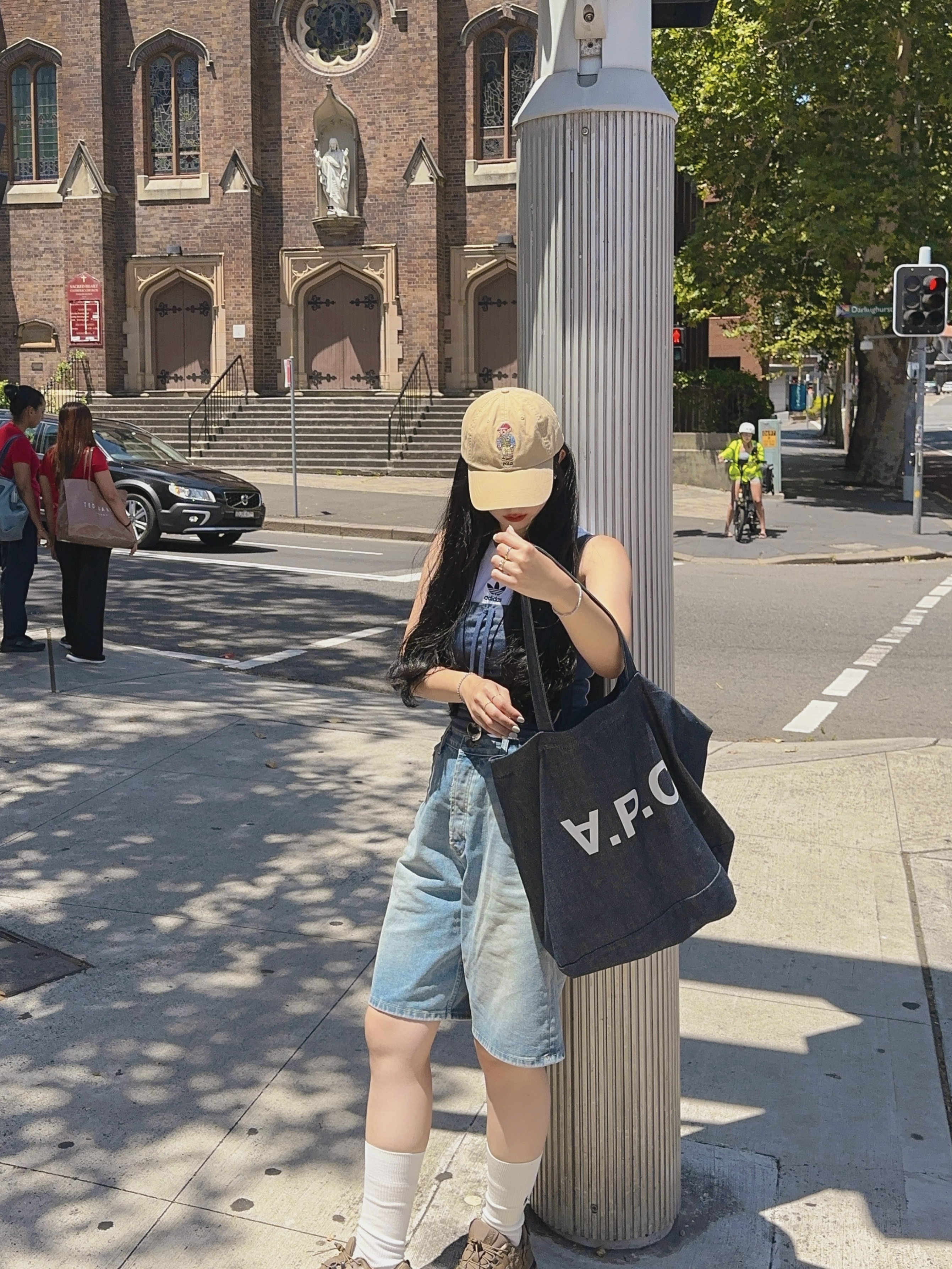 A.P.C. Daniela Shopping Bag Indigo, Asics x Cecilie Bahnsen Gel-Terrain Sepia 착용 스타일 - 3