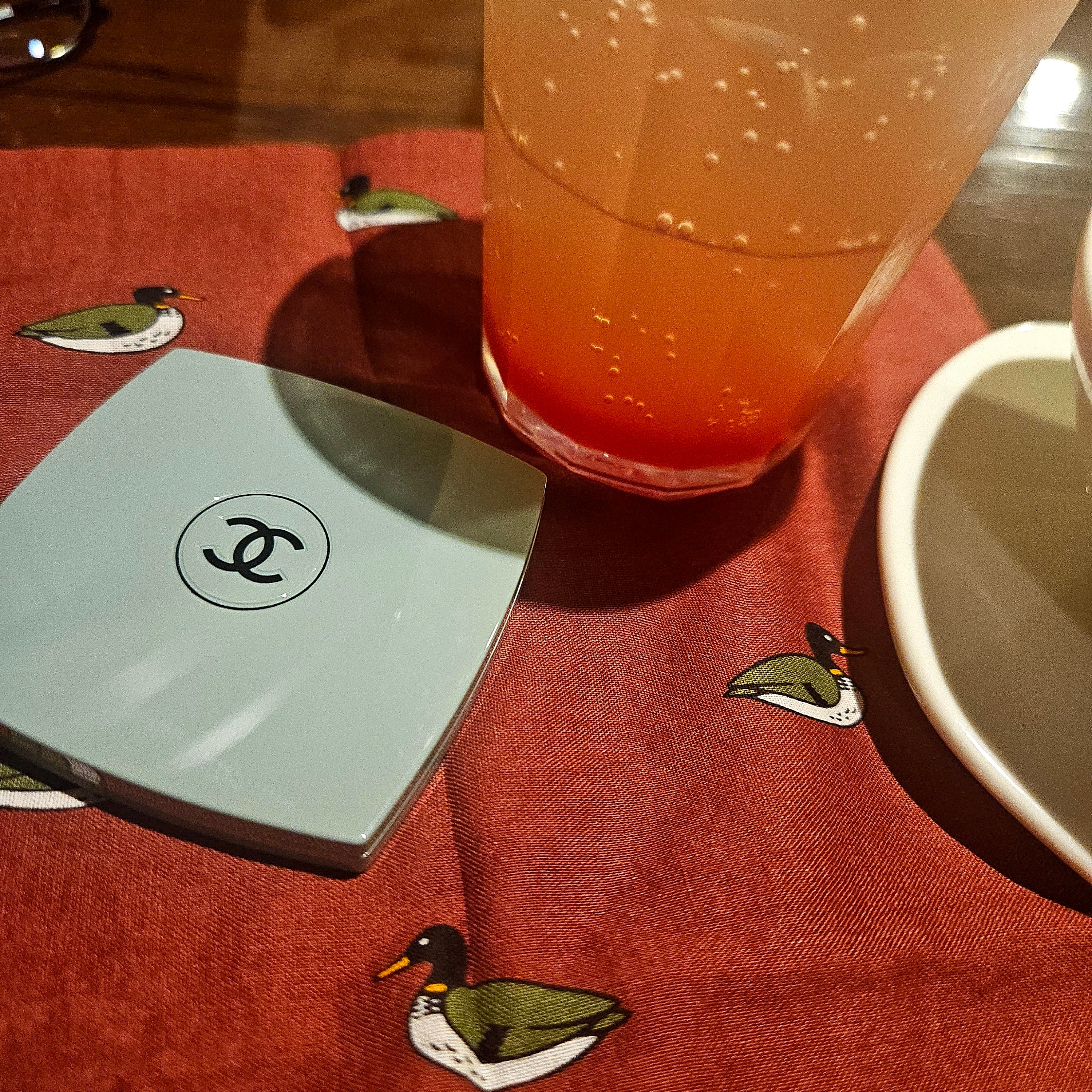 Chanel Codes Couleur Limited Edition Miroir Double Facettes 131 Cavalier Seul, Human Made Big Bandana #1 Red 착용 스타일 - 3