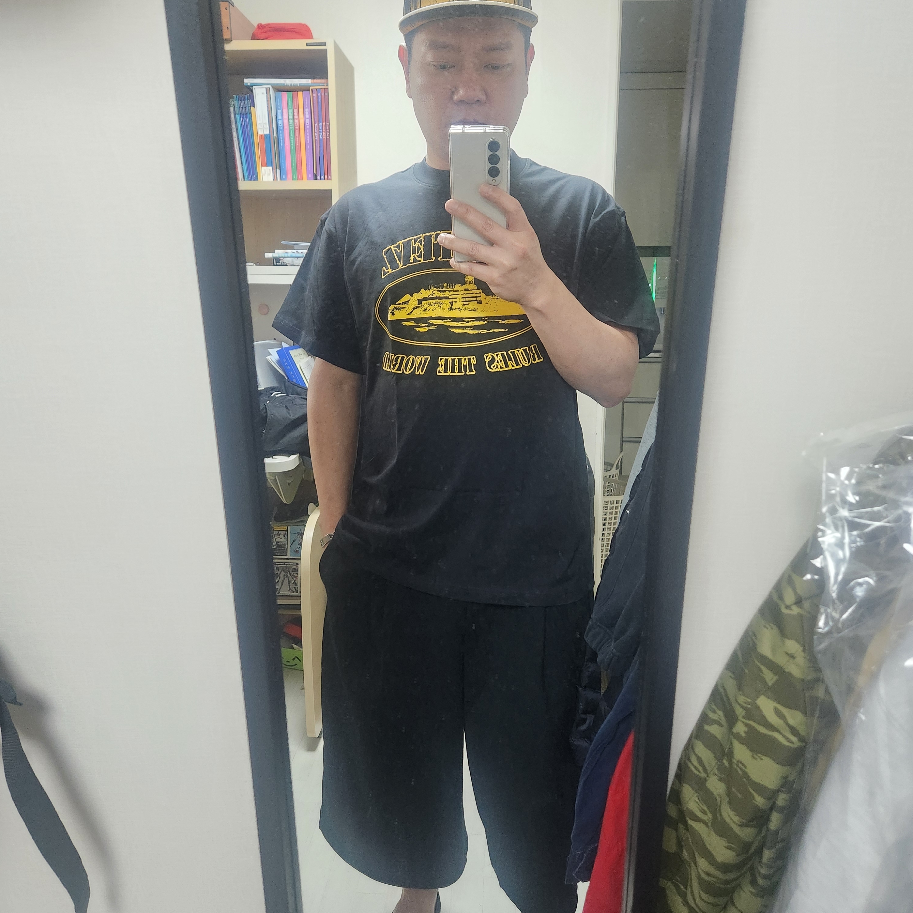 Corteiz OG Alcatraz T-Shirt Black Yellow, Corteiz OG Island T-Shirt Black Yellow 착용 스타일 - 3