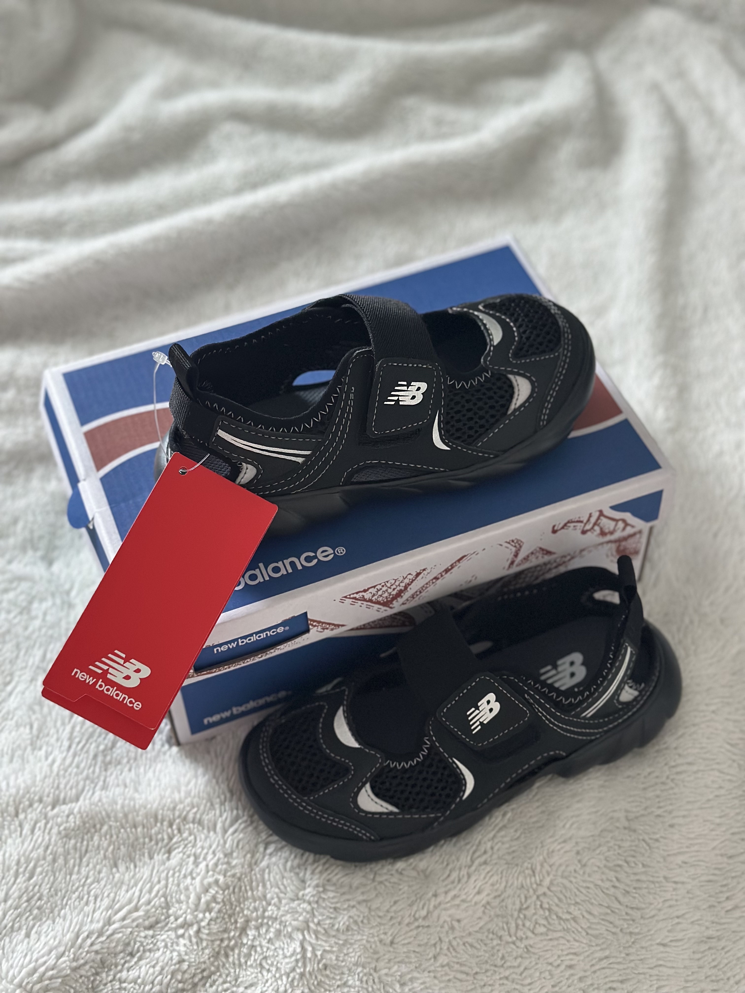 (Kids) New Balance Freedle 920 Sandal Black 착용 스타일 - 3