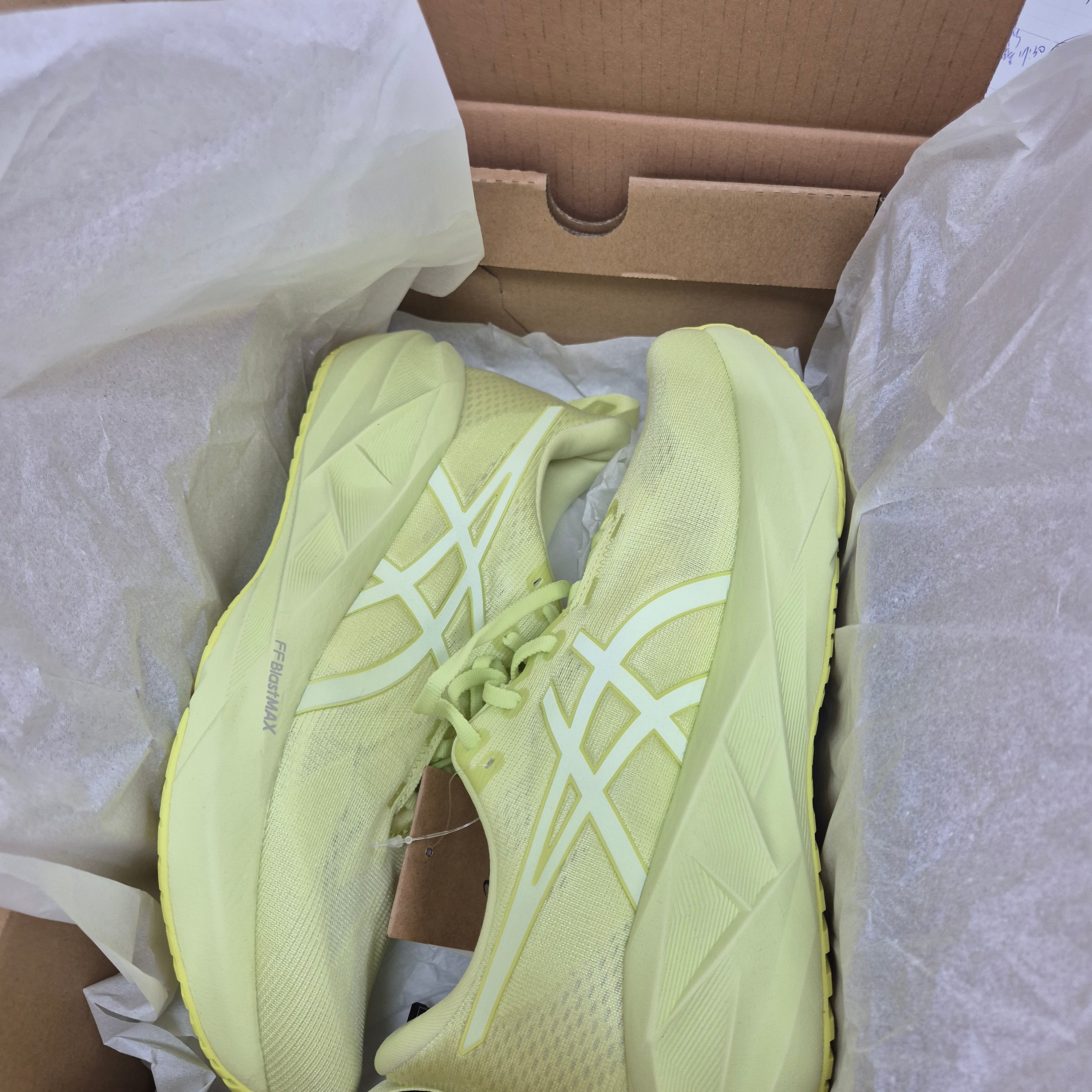 Asics Novablast 5 Lite Show Huddle Yellow 착용 스타일 - 2