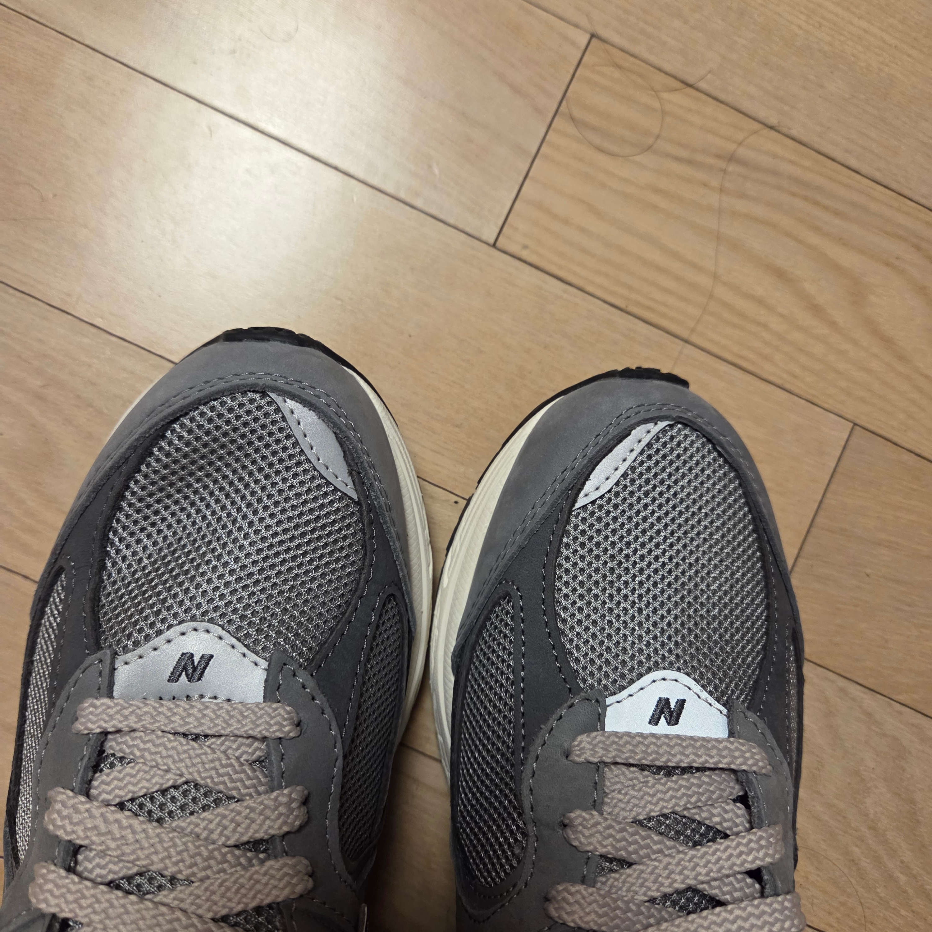 New Balance 2002R Premium Vintage Grey 착용 스타일 - 2