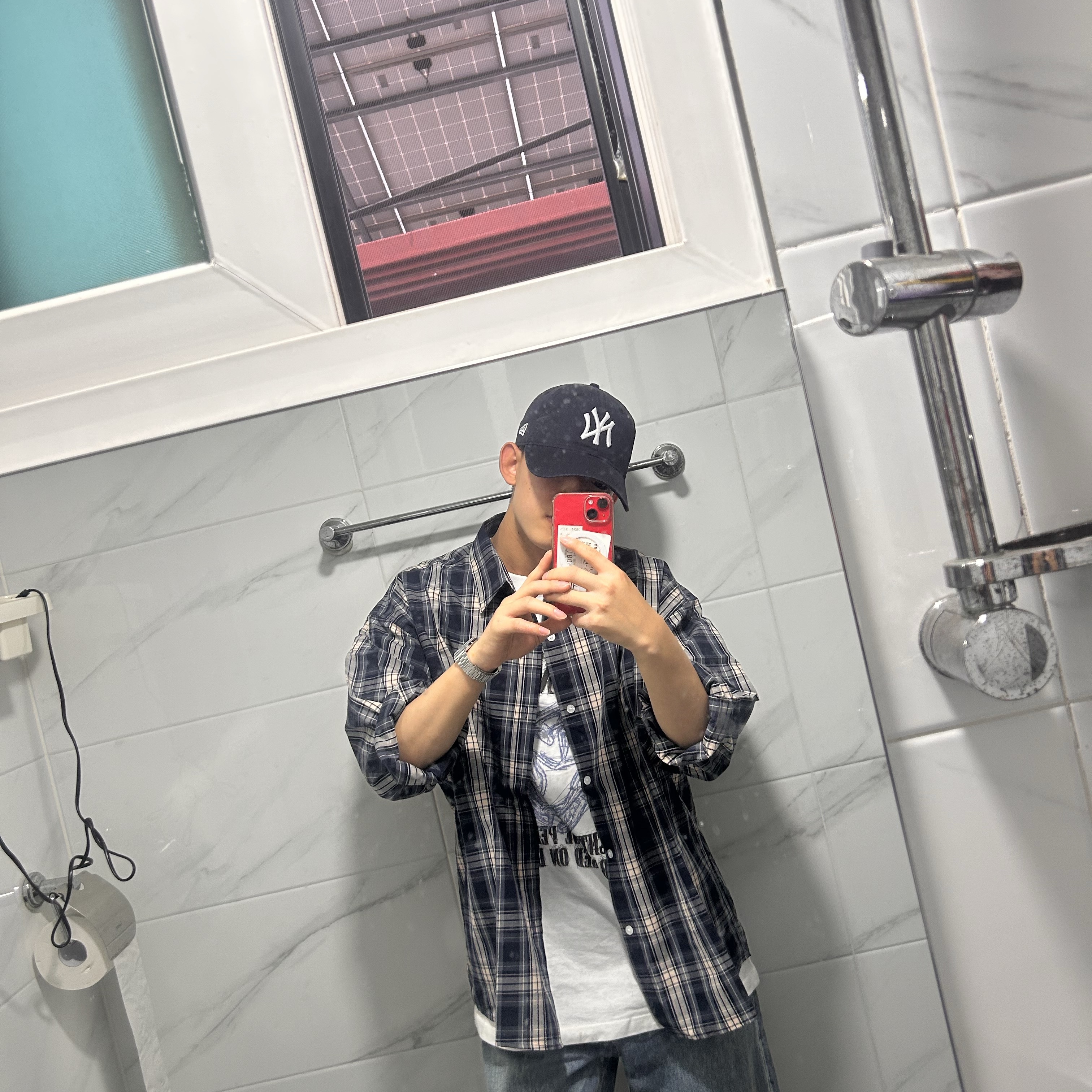 New Era x MoMA New York Yankees Cap Navy 착용 스타일