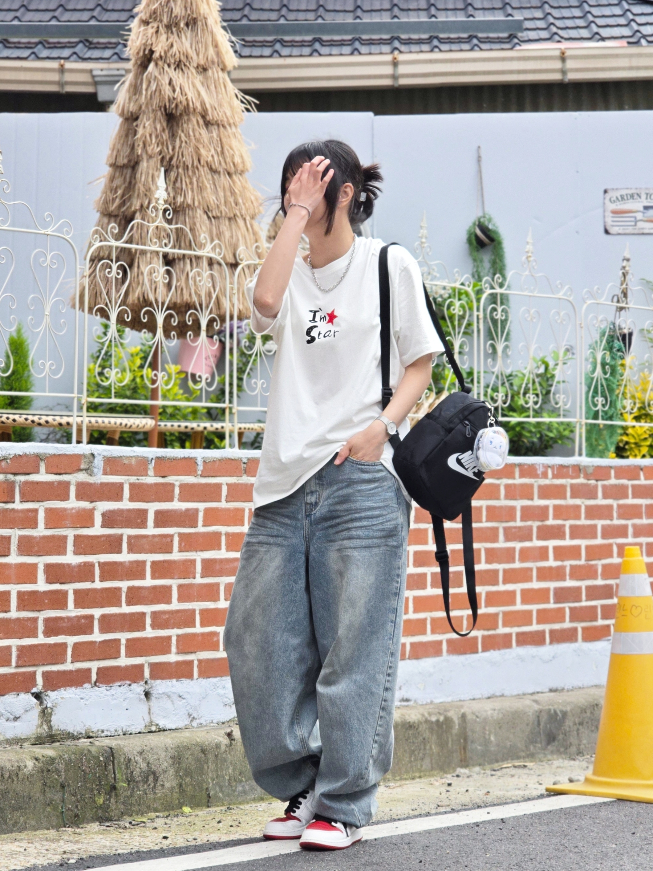 Nike Futura 365 Mini Backpack Black, (GS) Jordan 1 Retro High OG Heritage 착용 스타일
