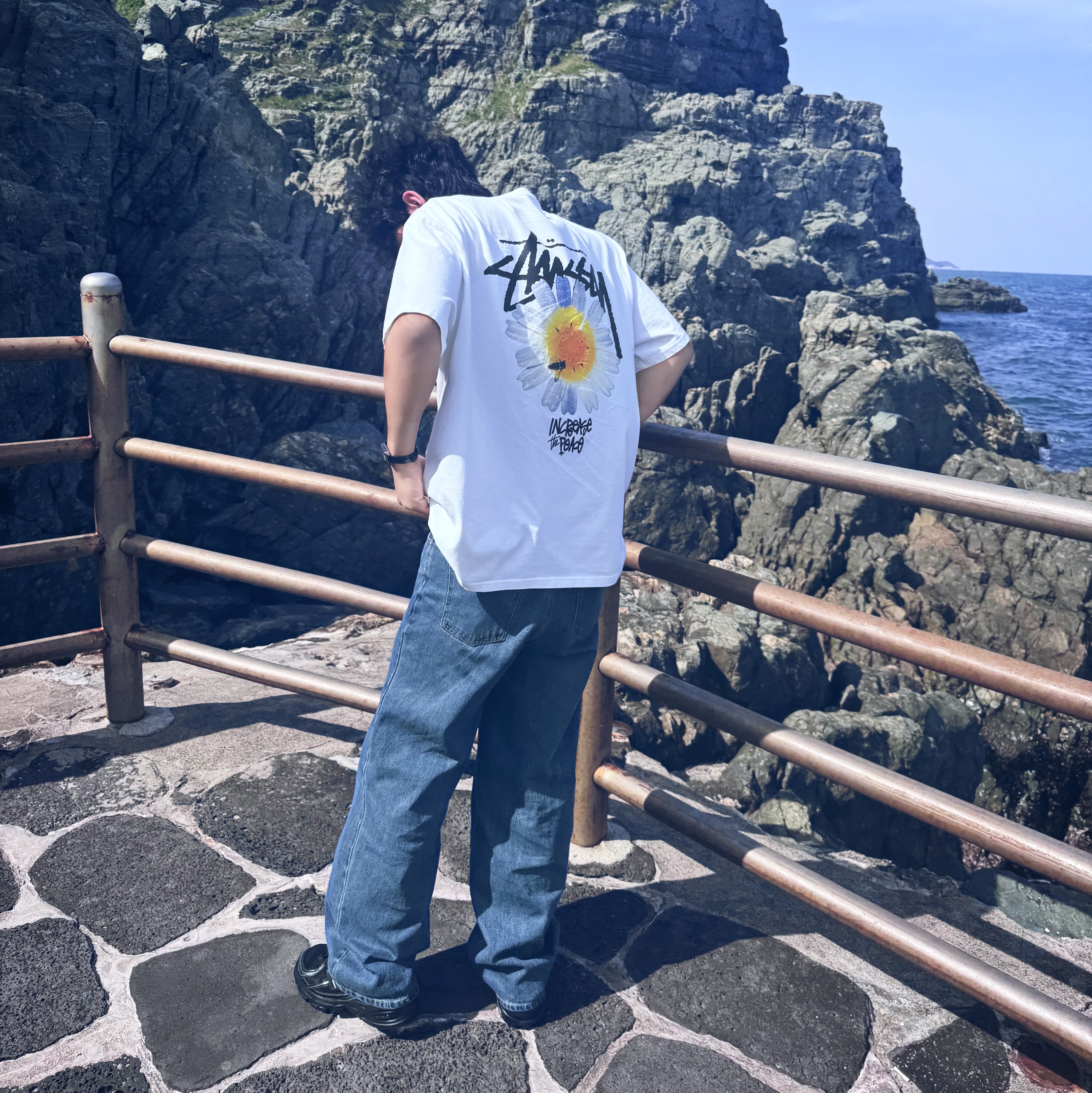 Stussy ITP Flower T-Shirt White, New Balance 740v2 Black Silver Metallic 착용 스타일