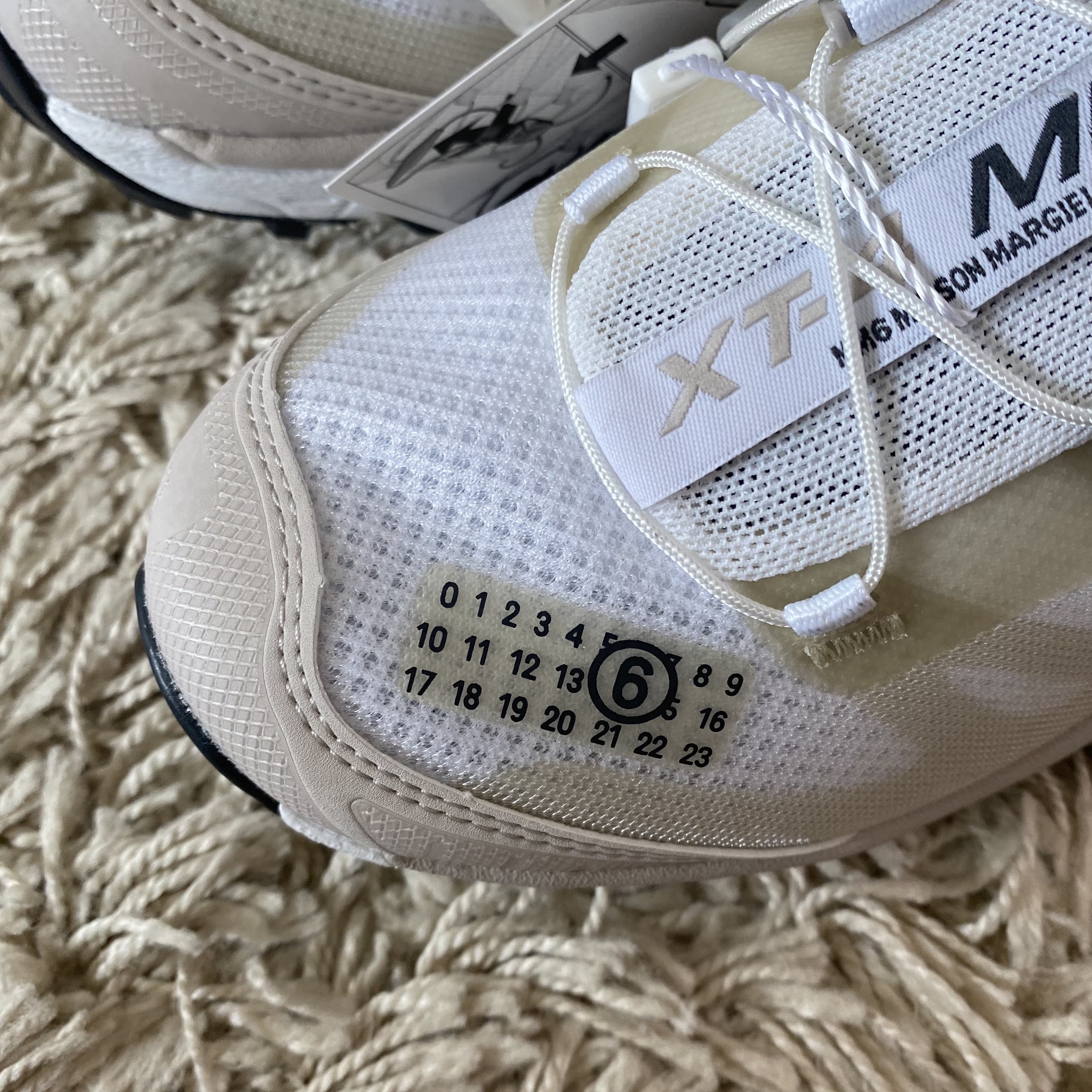 Salomon x MM6 Maison Margiela XT-4 Mule 2 White Green Haze 착용 스타일 - 2
