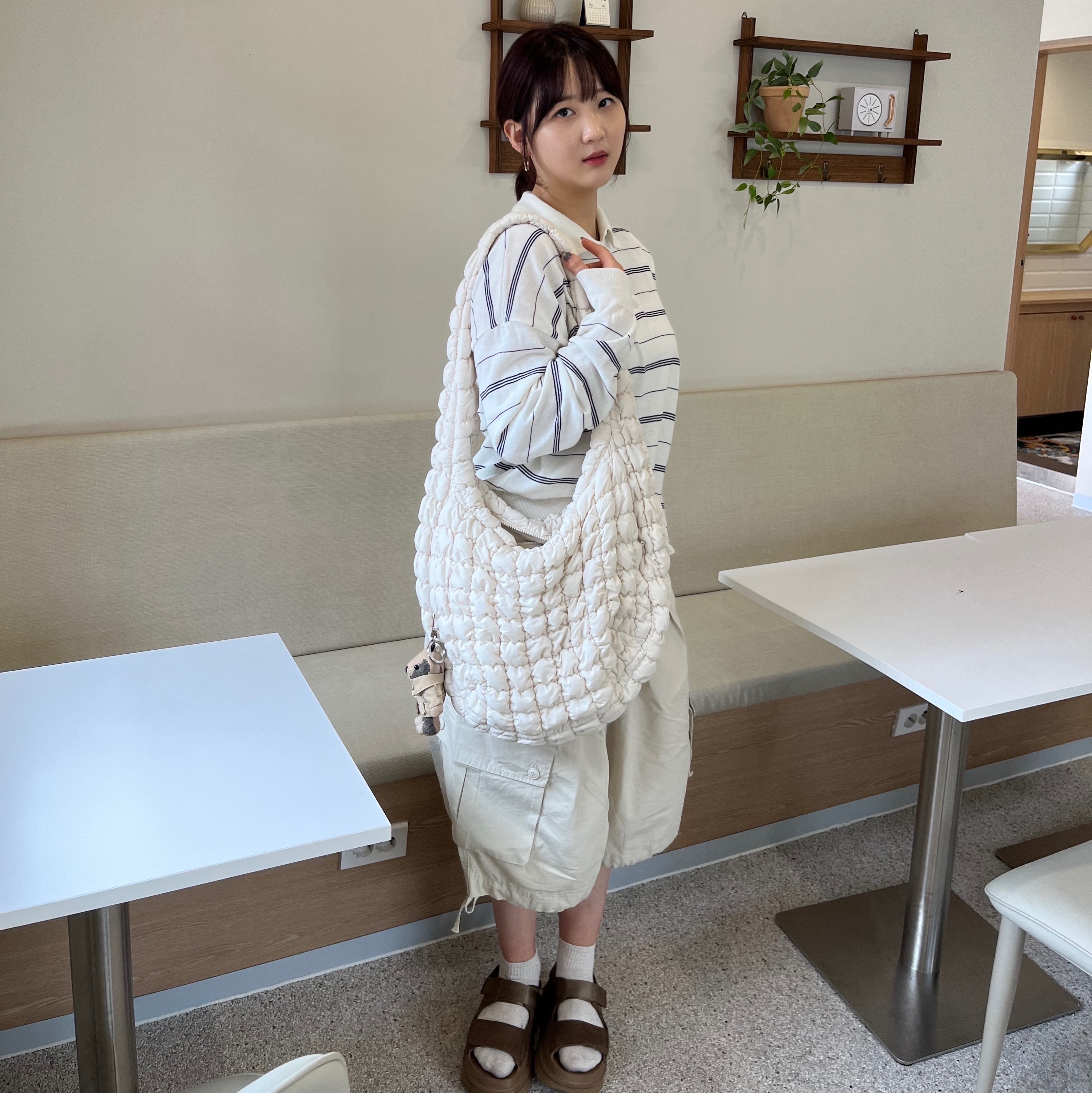 (W) UGG GoldenGlow Bison Brown, Burberry Thomas Bear Charm in Trench Coat Archive Beige 착용 스타일 - 1