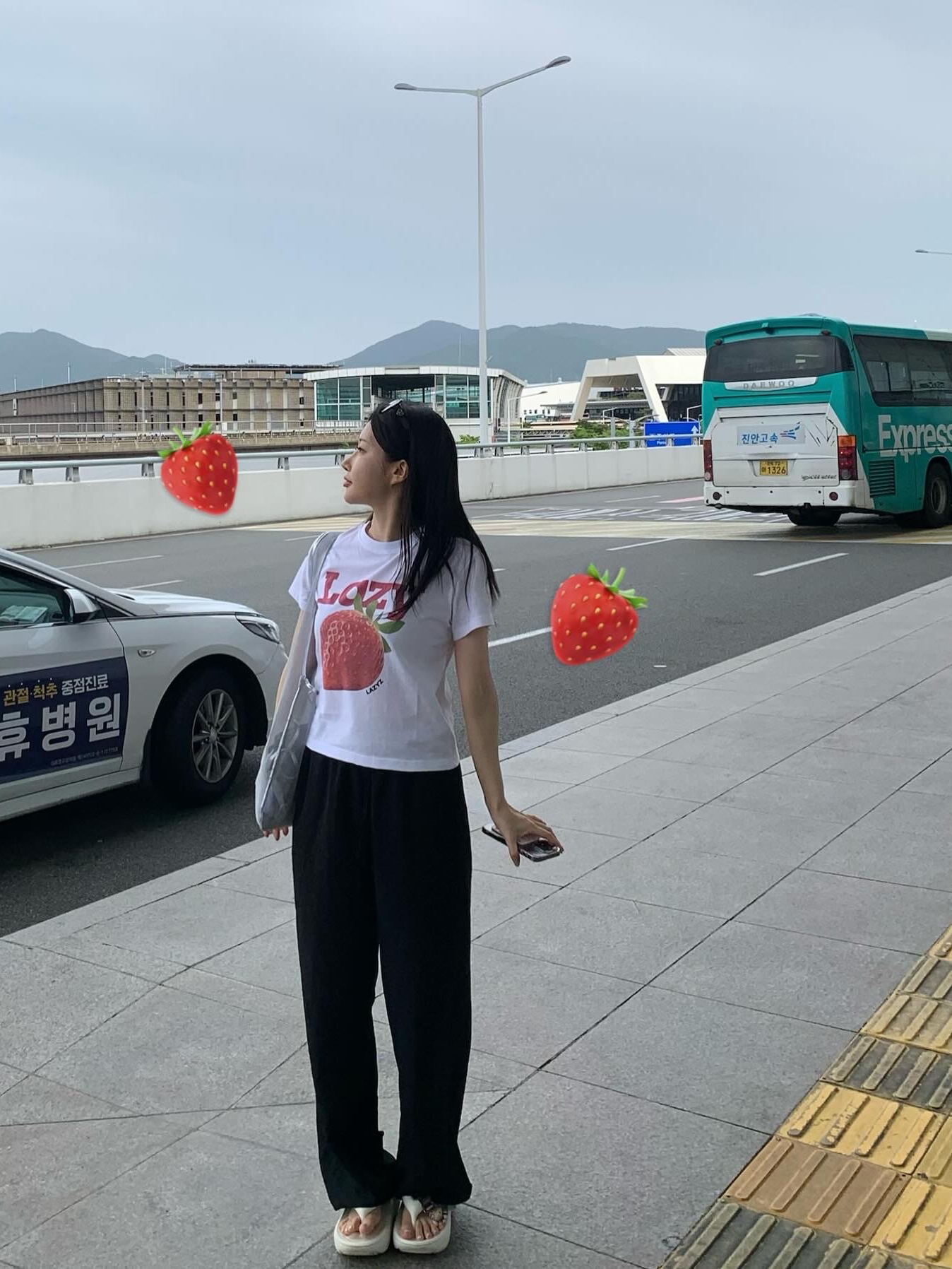 Lazyz Lazy Strawberry Crop T-Shirt White 착용 스타일 - 3