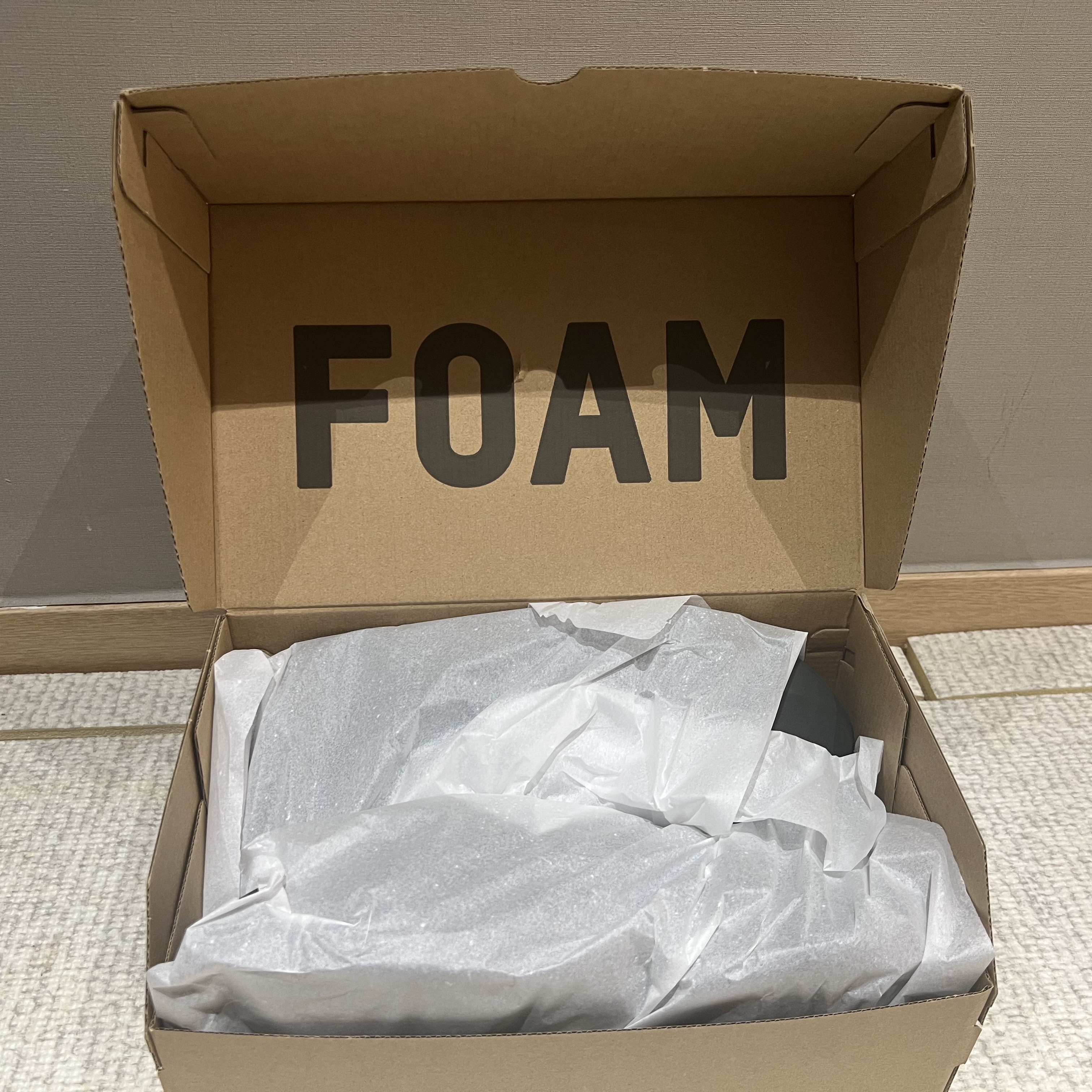 Adidas Yeezy Foam RNNR Carbon 착용 스타일 - 1
