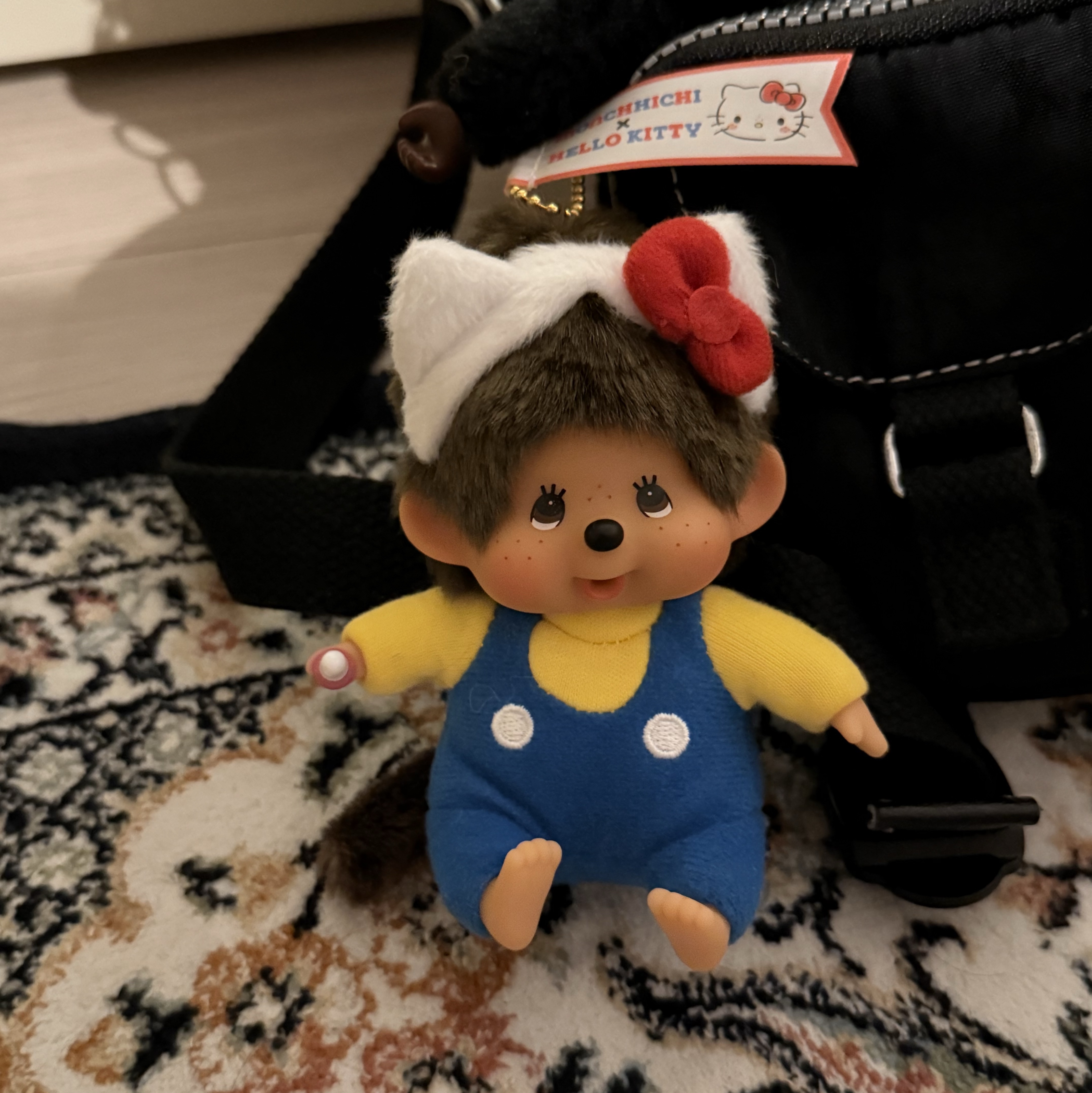 Sanrio Hello Kitty x Monchhichi 50th Anniversary Monchhichi Holder 착용 스타일