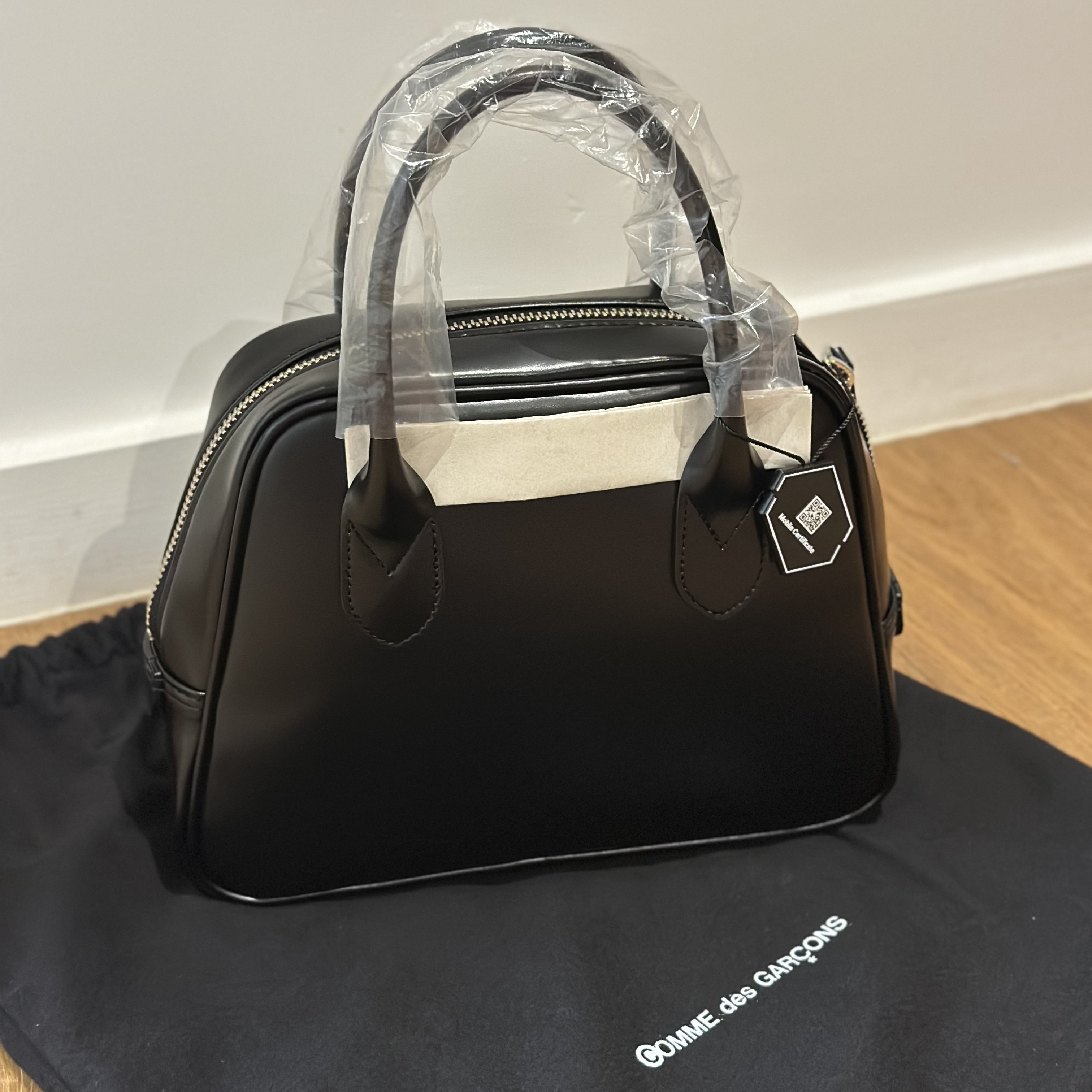 Comme des Garcons Round No.2 Aoyama Bag Black 착용 스타일