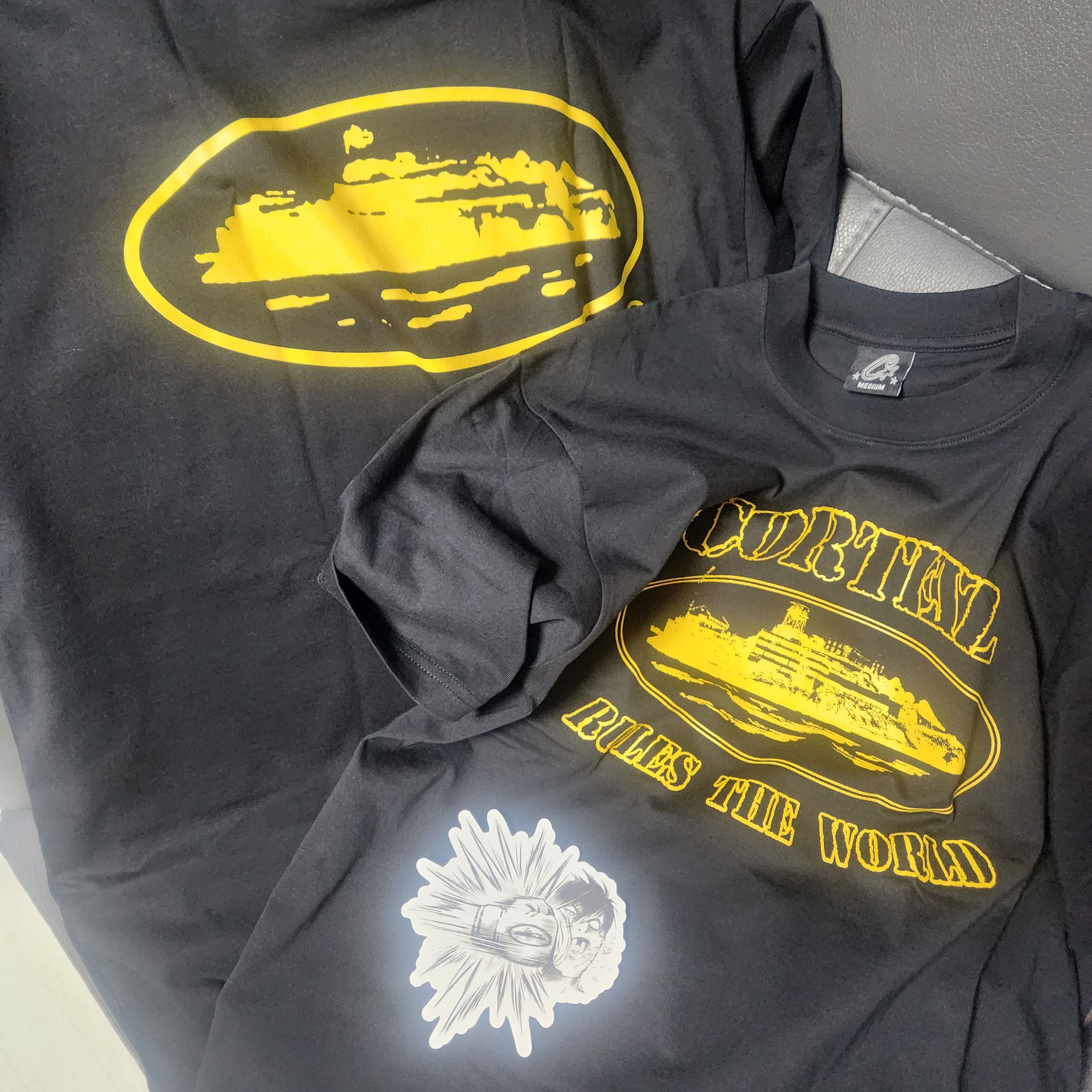 Corteiz OG Alcatraz T-Shirt Black Yellow, Corteiz OG Island T-Shirt Black Yellow 착용 스타일 - 1