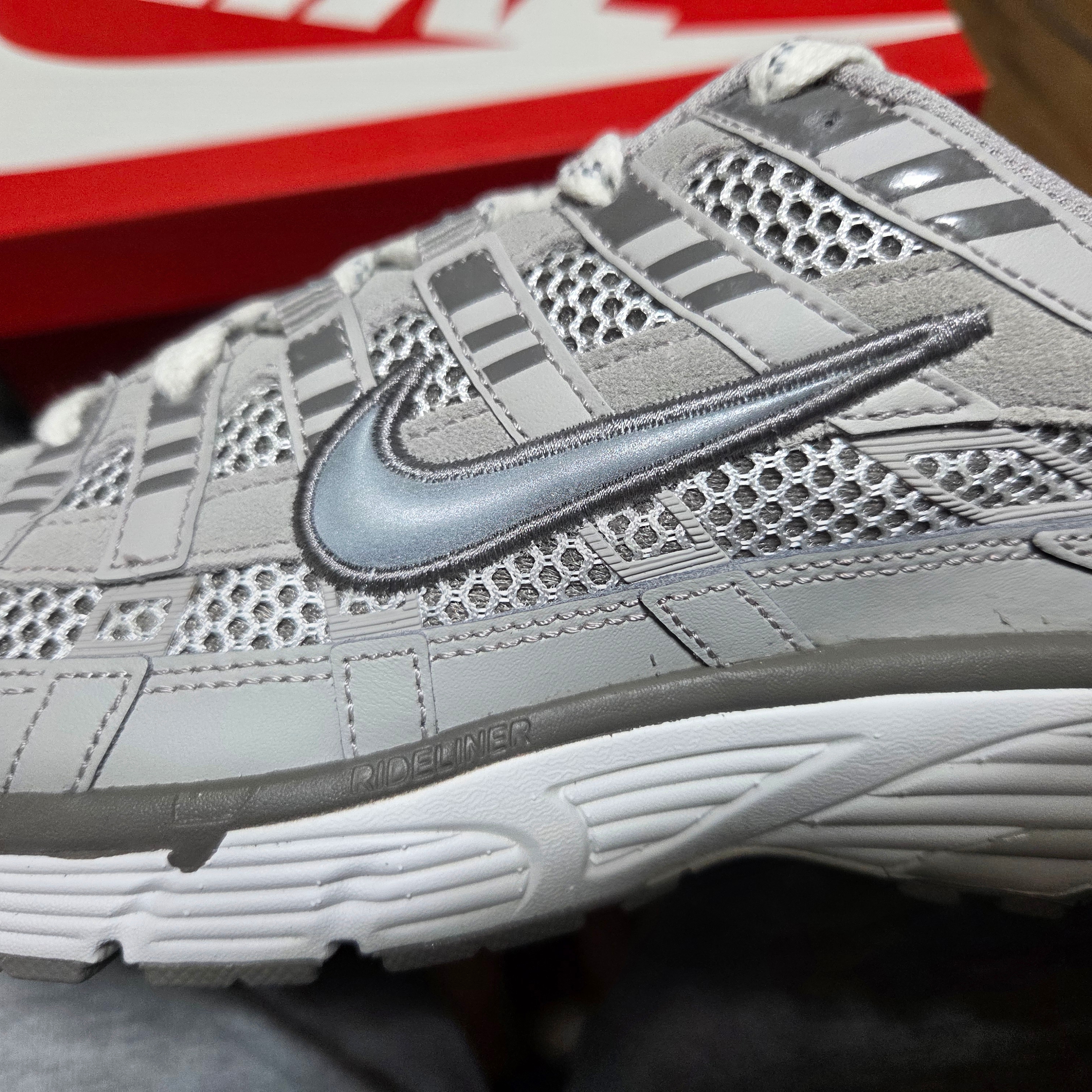 Nike P-6000 PRM Light Iron Ore 착용 스타일 - 2