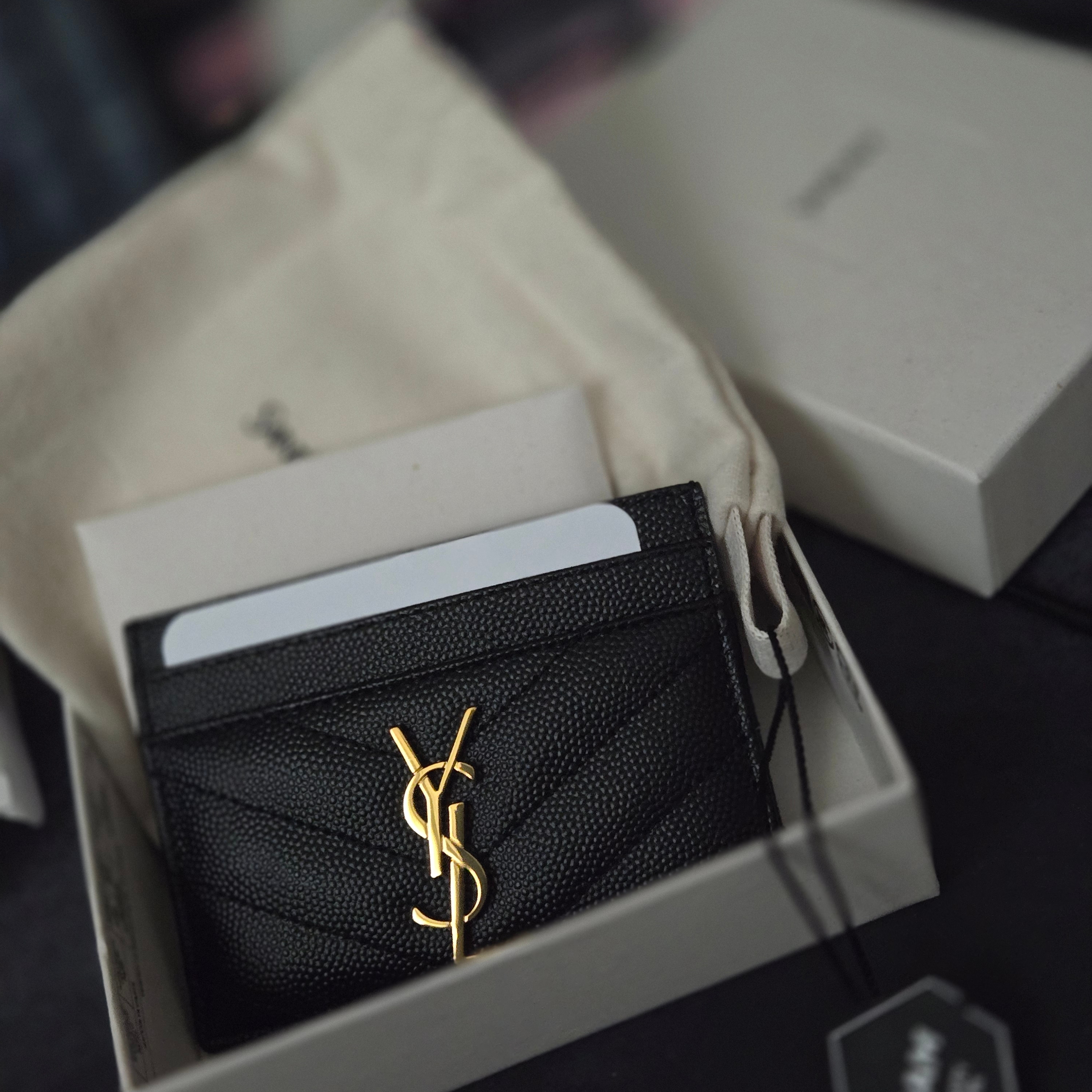 Saint Laurent Cassandre Matelasse Card Case in Grain De Poudre Embossed Leather Black 착용 스타일