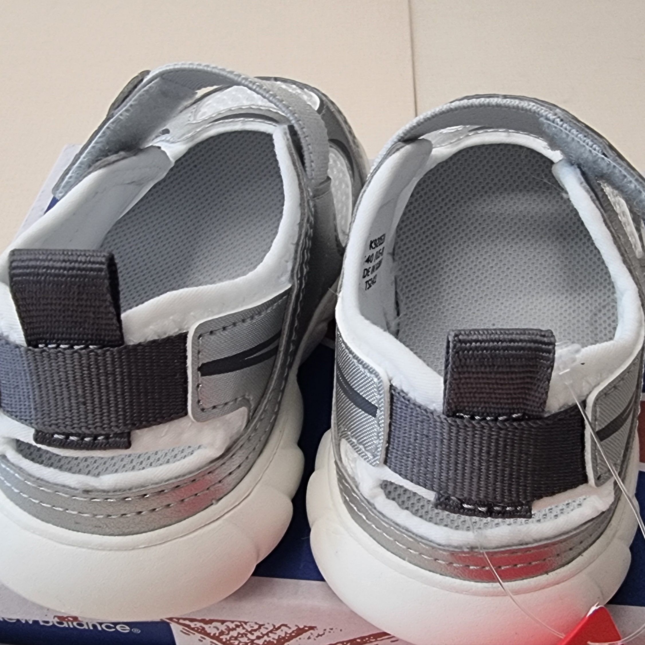 (TD) New Balance Freedle 920 Sandal Silver 착용 스타일 - 3