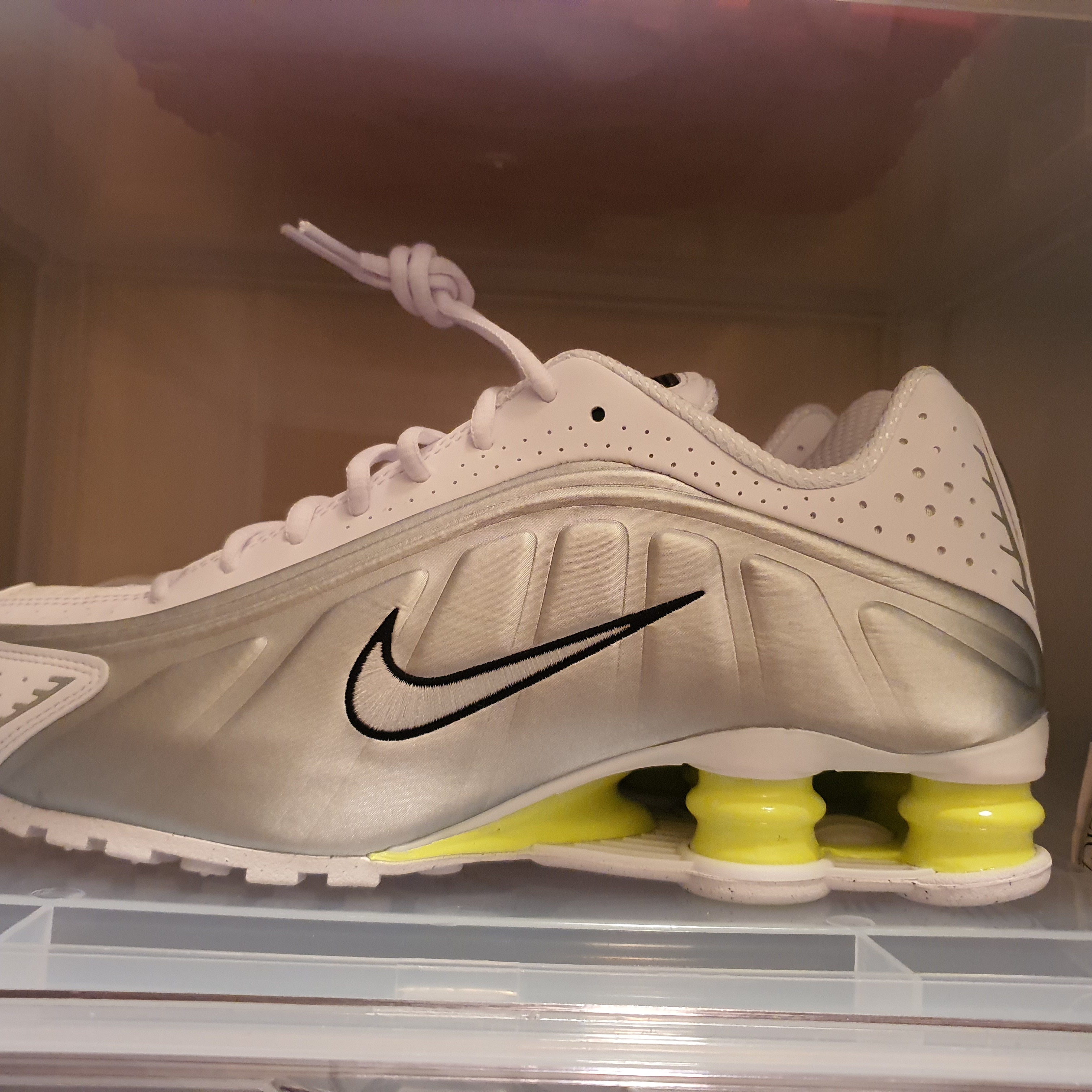 (W) Nike Shox R4 White Metallic Silver 착용 스타일
