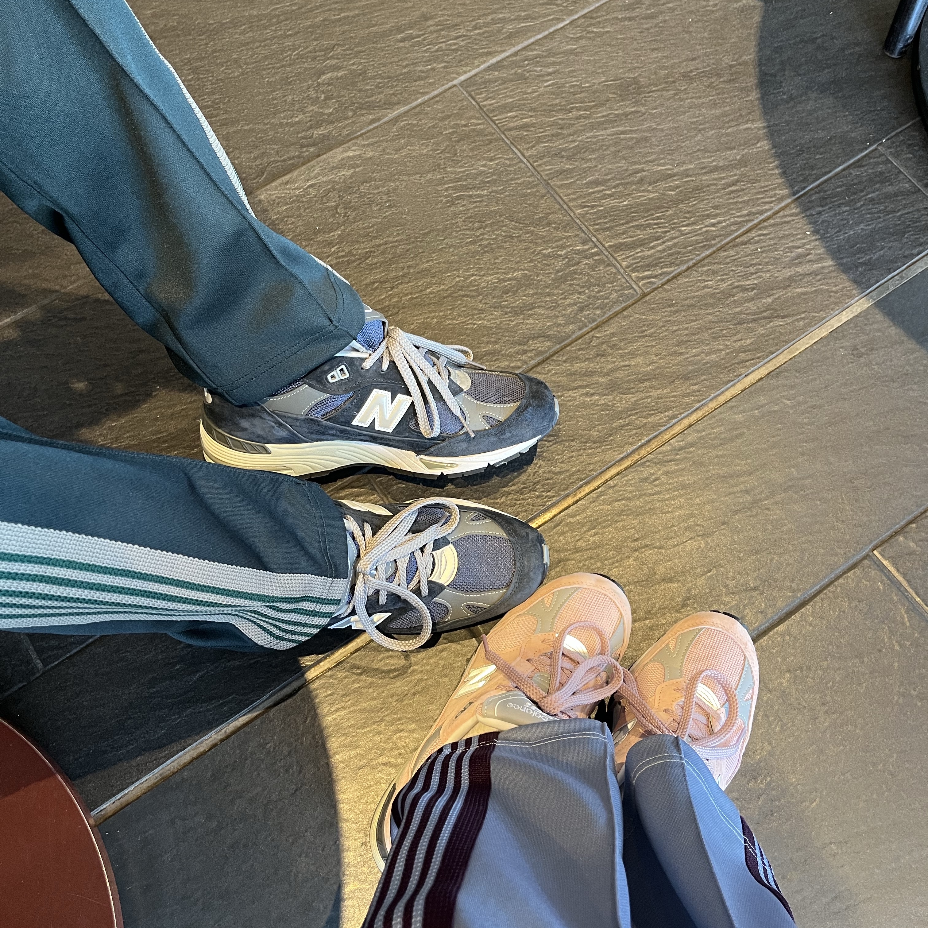 New Balance 991 Made in UK Navy, (W) New Balance 991 Made in UK Shy Pink 착용 스타일 - 2