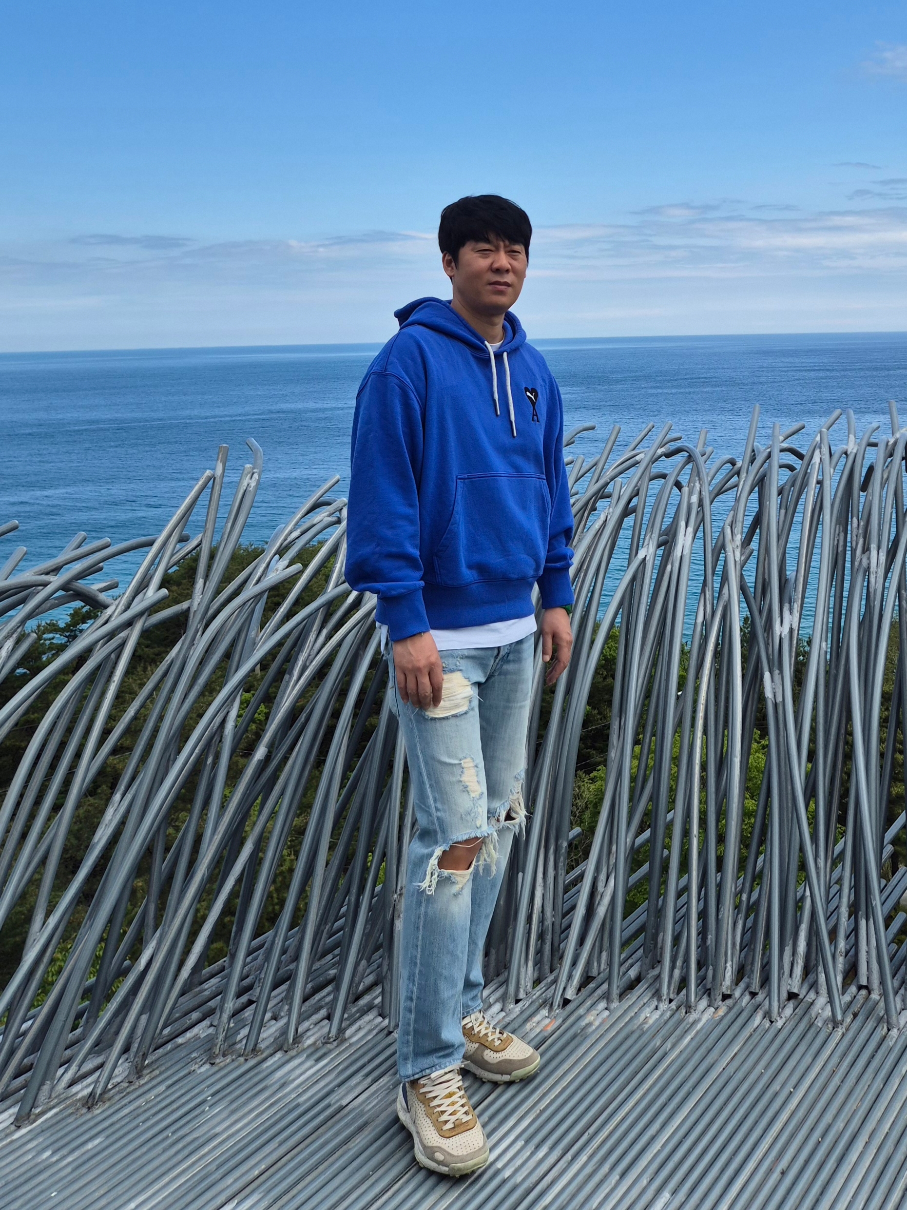 Puma x AMI Hoodie Dazzling Blue 착용 스타일 - 2