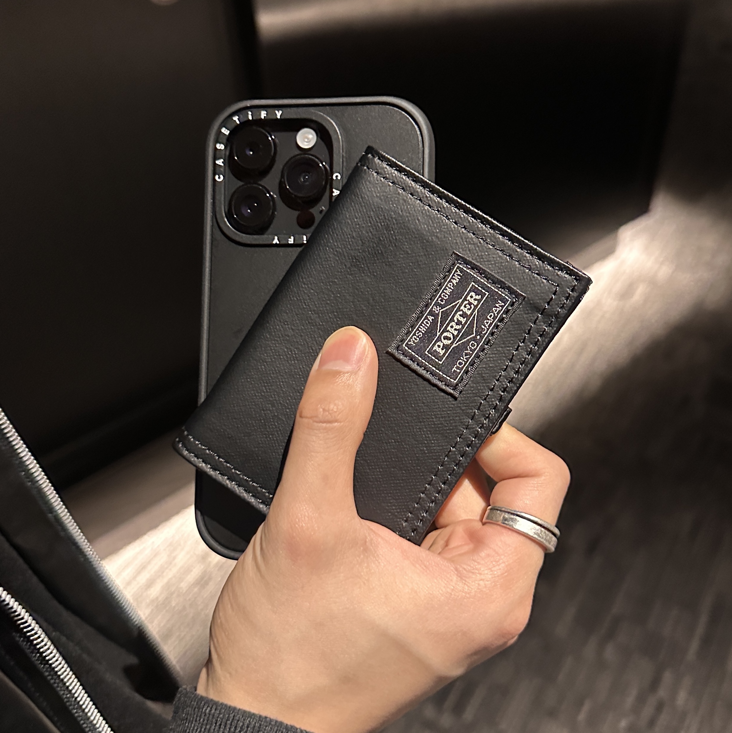 Porter Freestyle Pass Case Black 착용 스타일