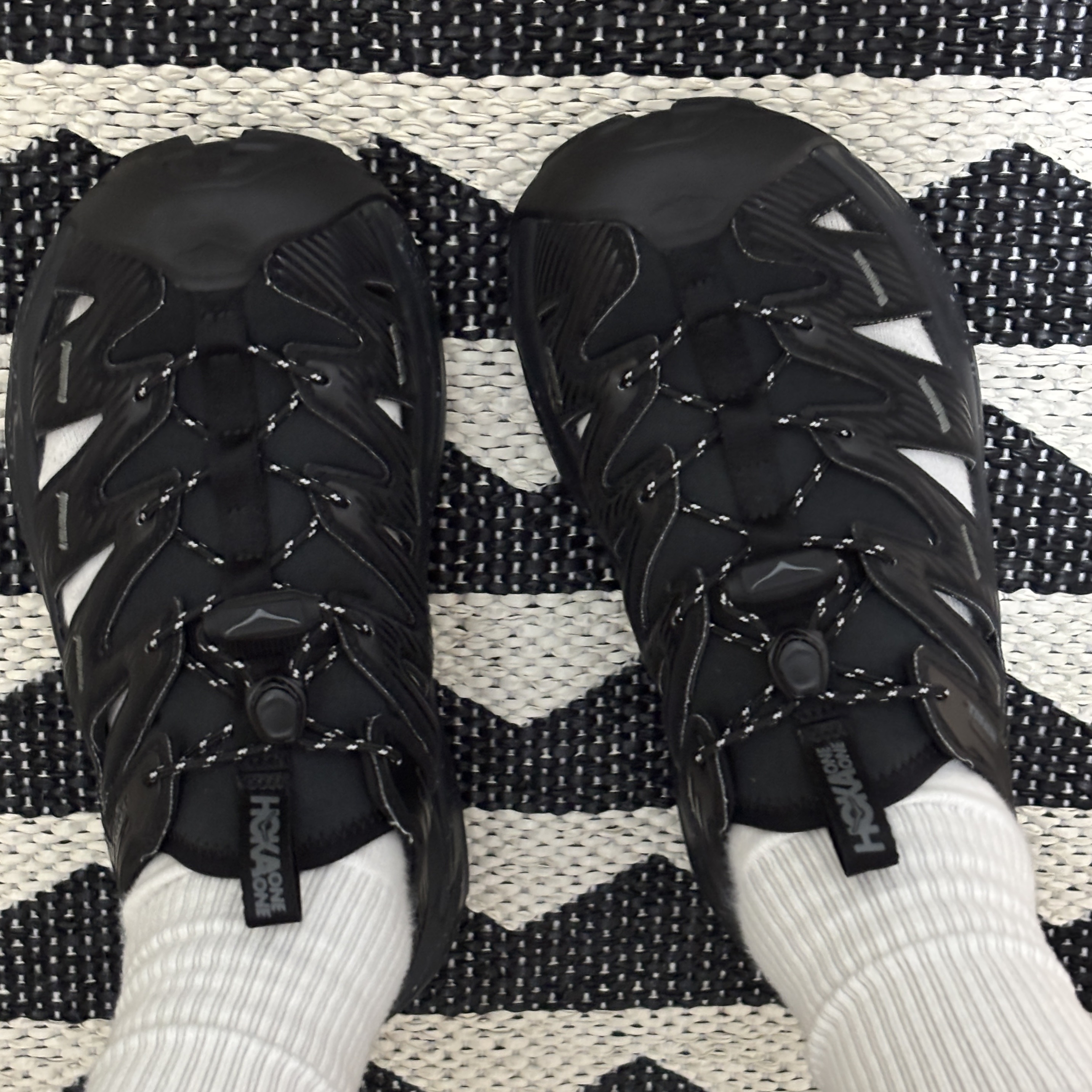 Hoka Hopara Black Castle Rock 착용 스타일