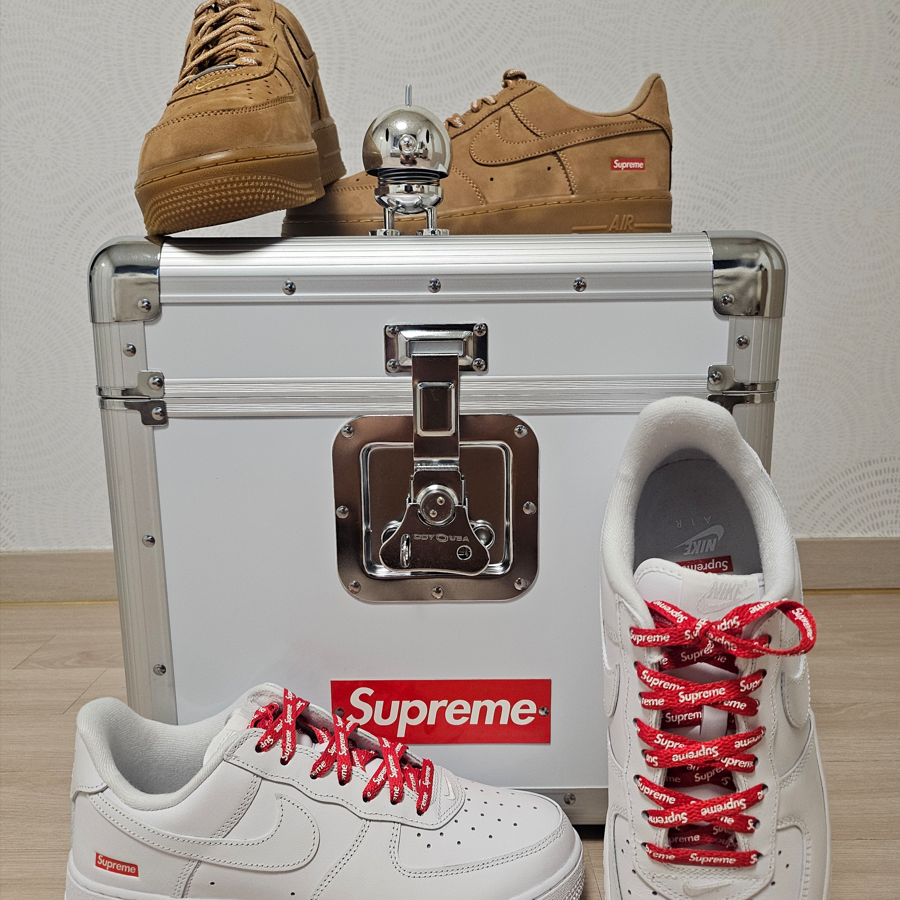 Nike x Supreme Air Force 1 Low White, Supreme x Odyssey Record Case White - 25SS 착용 스타일 - 3