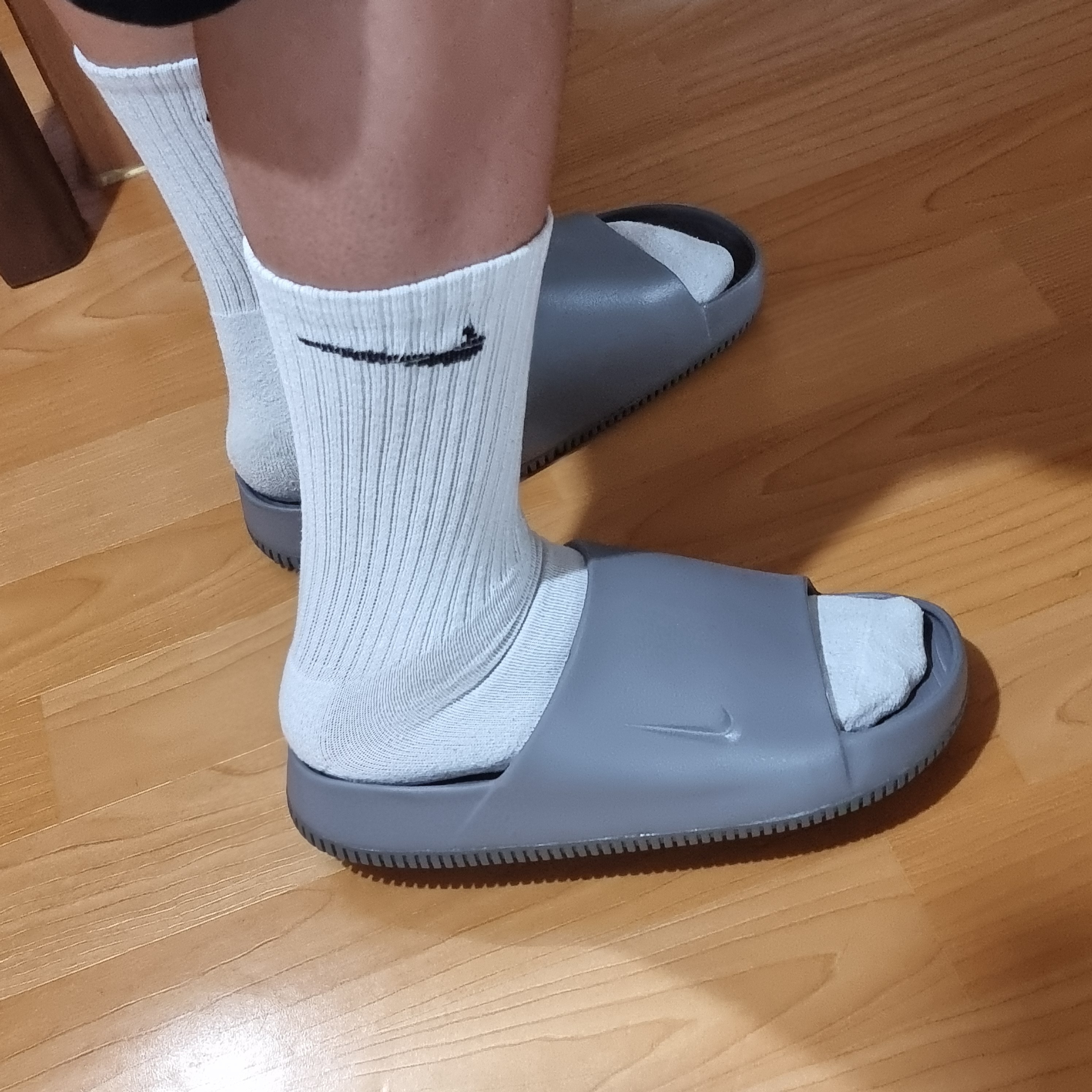 Nike Calm Slide Flat Pewter 착용 스타일