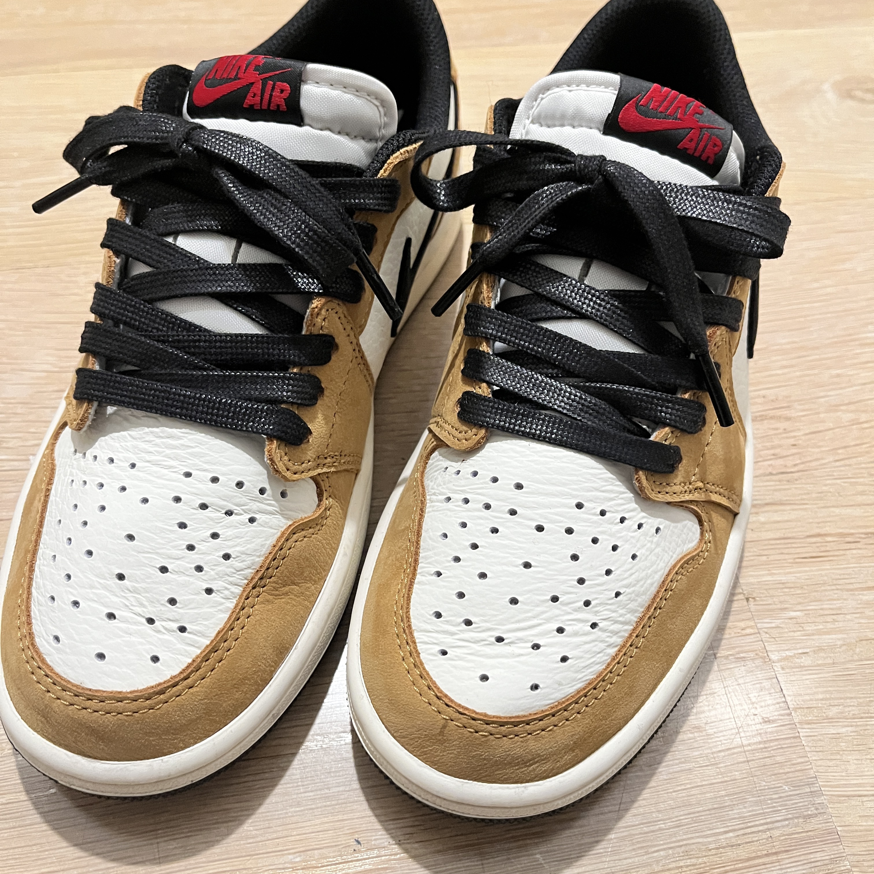 Jordan 1 Low OG Sail and Golden Harvest 착용 스타일 - 1