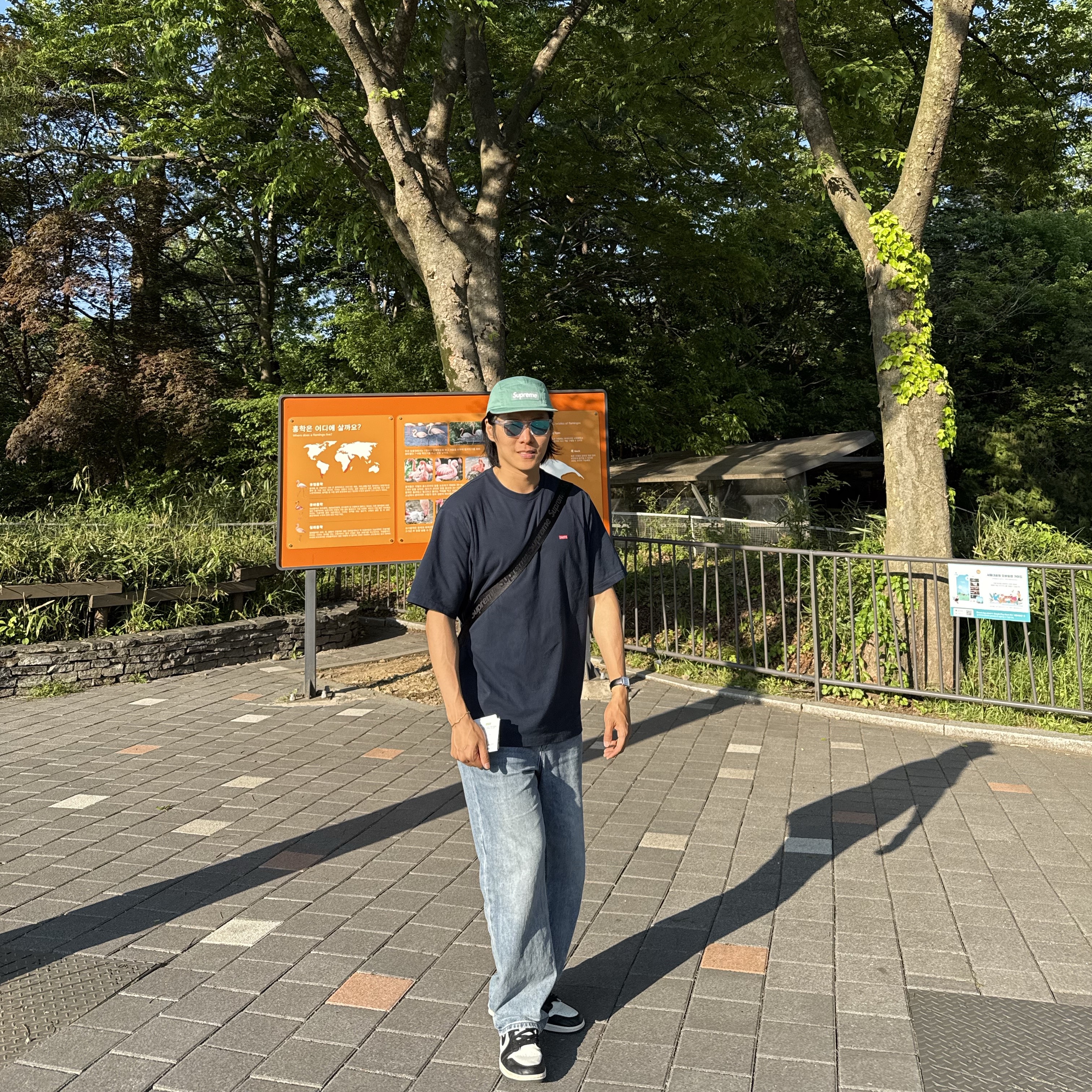 Supreme Small Box T-Shirt Navy - 25SS, Supreme Washed Chino Twill Camp Cap Sage - 25SS 착용 스타일 - 1