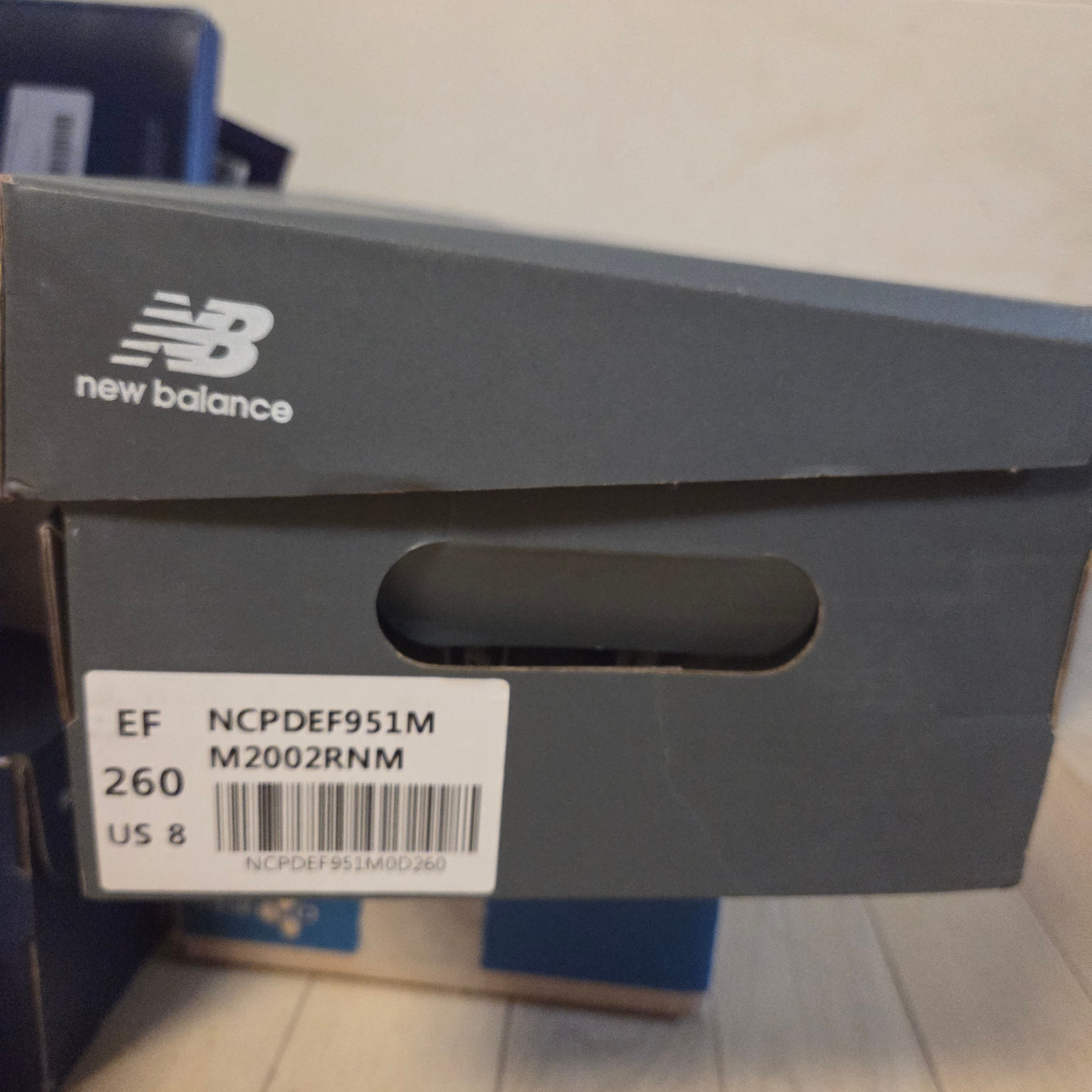 New Balance 2002R Premium Vintage Grey 착용 스타일 - 5