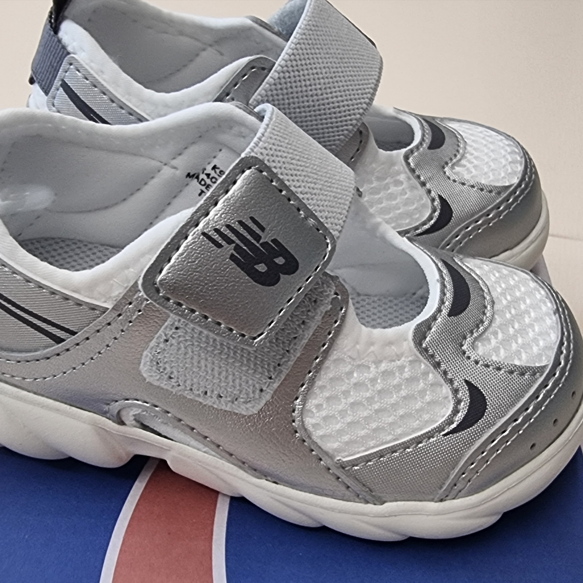 (TD) New Balance Freedle 920 Sandal Silver 착용 스타일 - 2