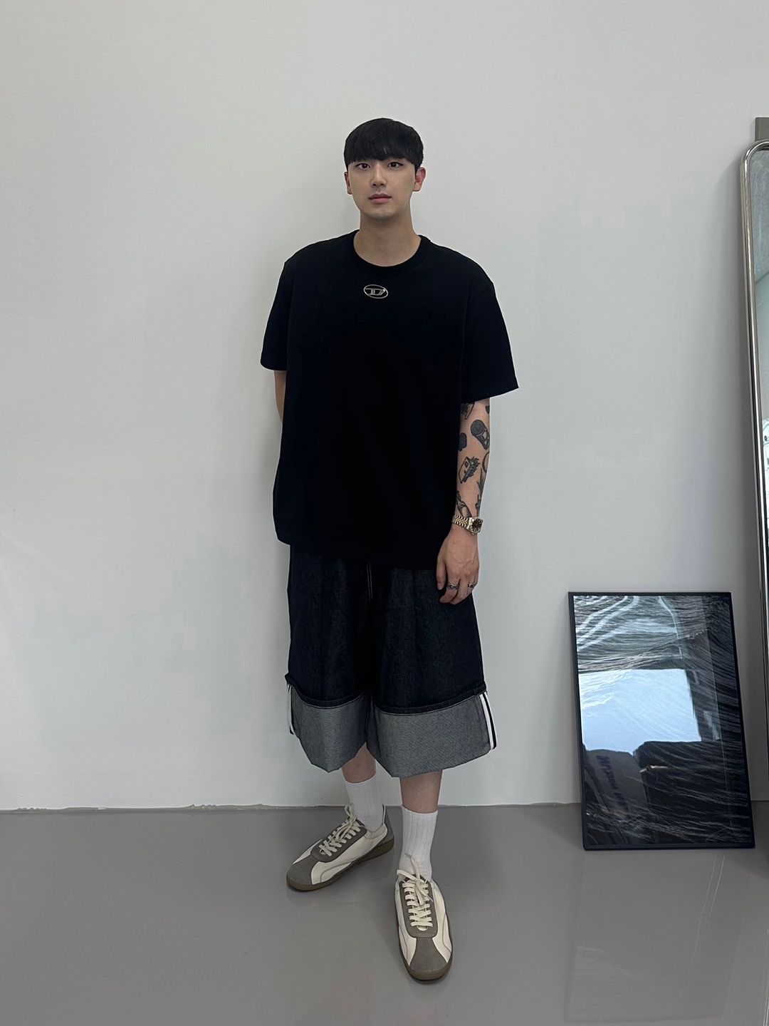 Diesel T-Adjust-Od T-shirt with Metallic Oval D Black 착용 스타일 - 1