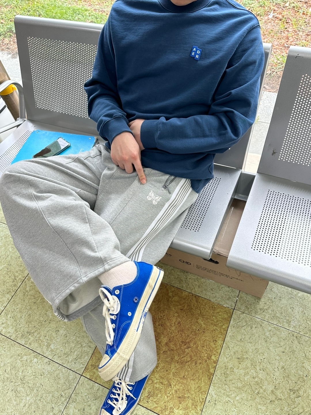 Ader Error Sig; TRS Tag Sweatshirt 01 Navy, Needles x LHP H.D. Track Pants Grey 착용 스타일 - 1