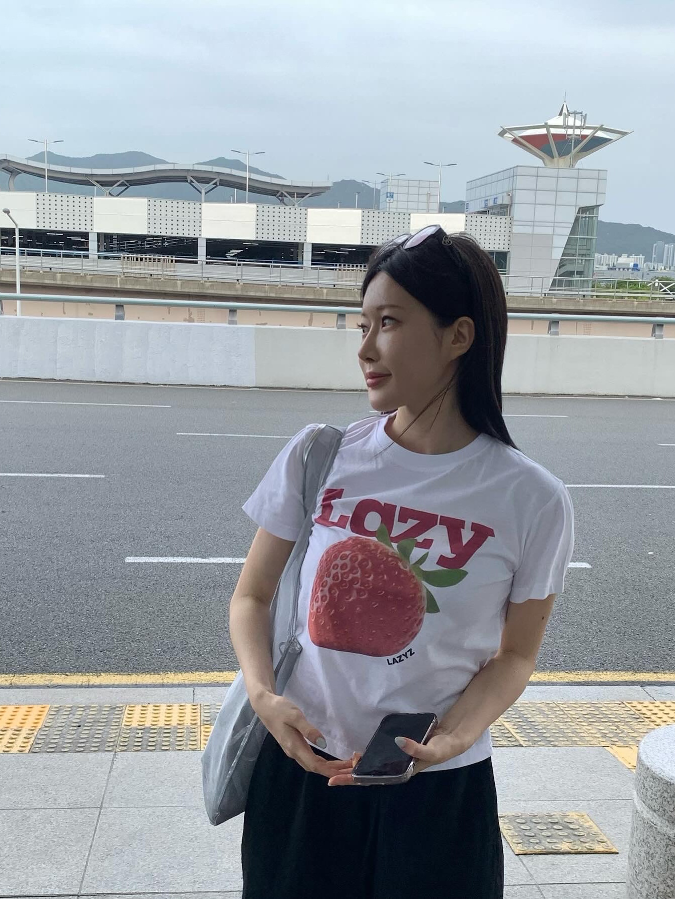 Lazyz Lazy Strawberry Crop T-Shirt White 착용 스타일 - 2