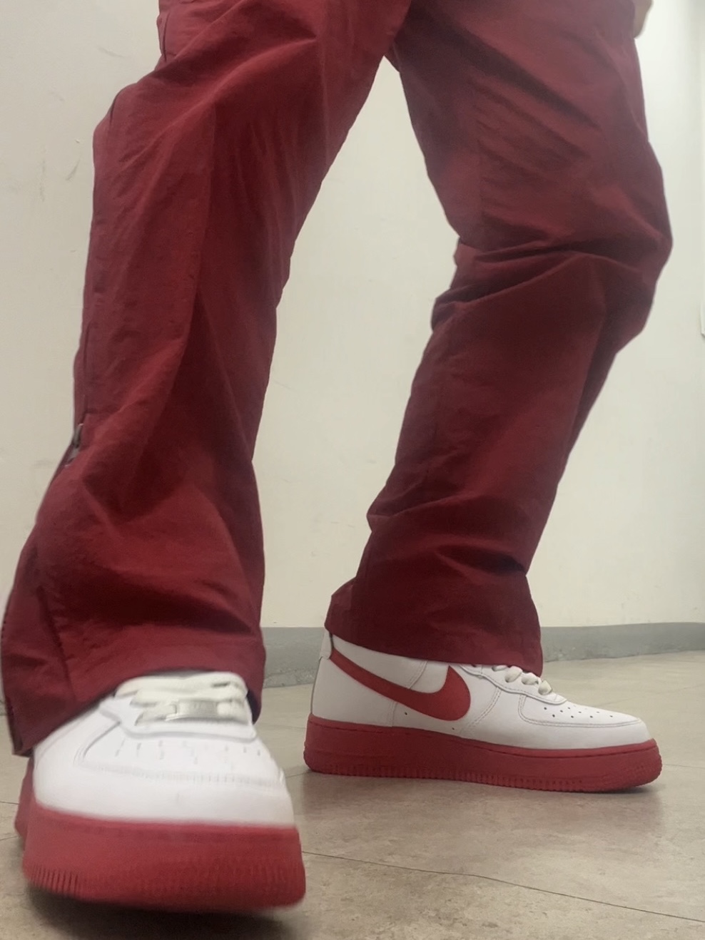 Nike Air Force 1 Low White Red Midsole 착용 스타일 - 1