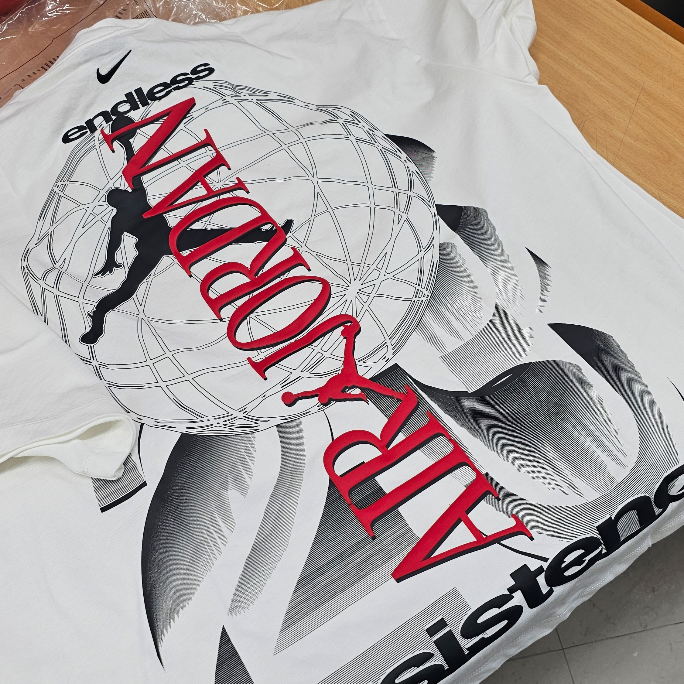 Jordan Seoul T-Shirt White Varsity Red (IB9106-100) 착용 스타일 - 1