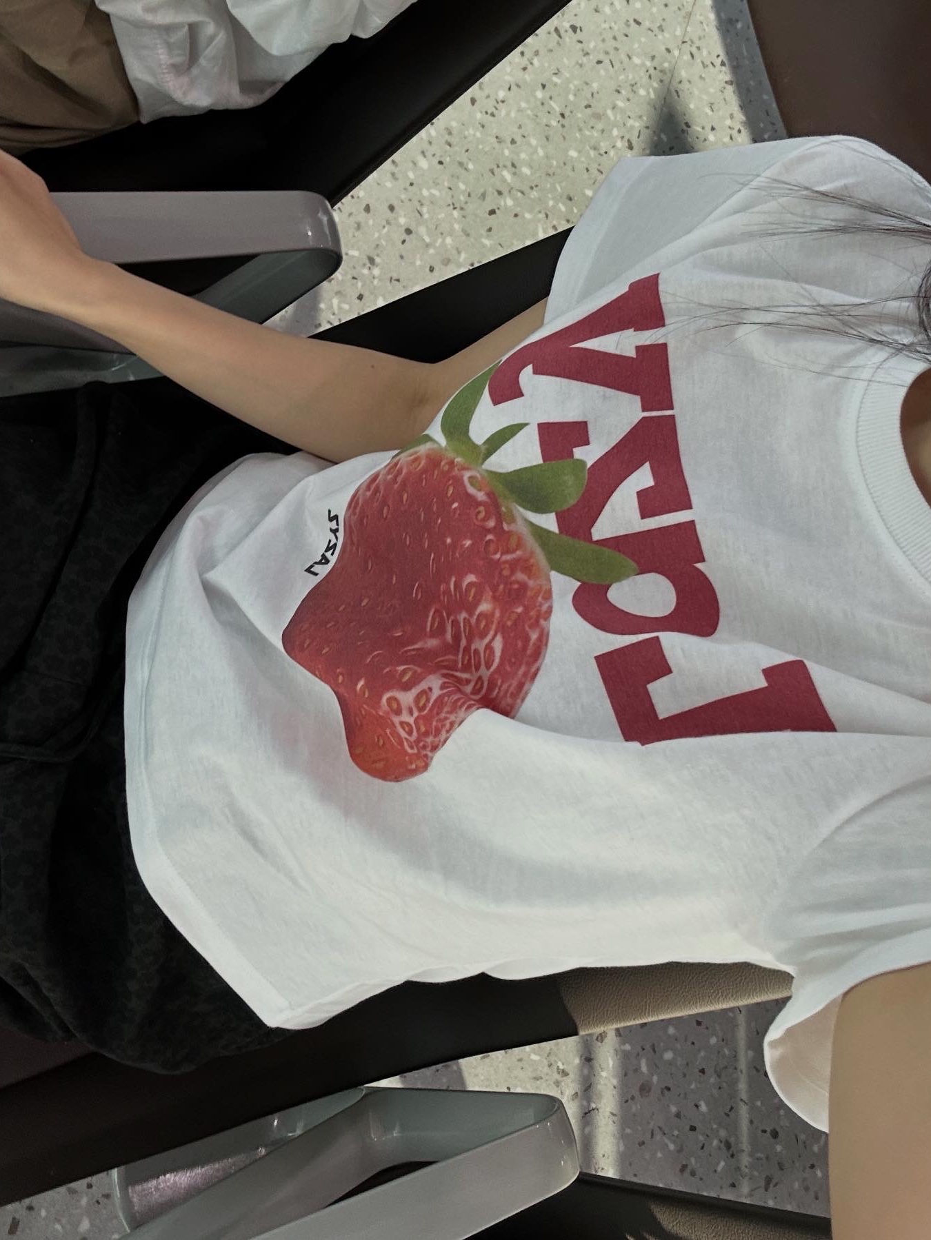 Lazyz Lazy Strawberry Crop T-Shirt White 착용 스타일 - 4