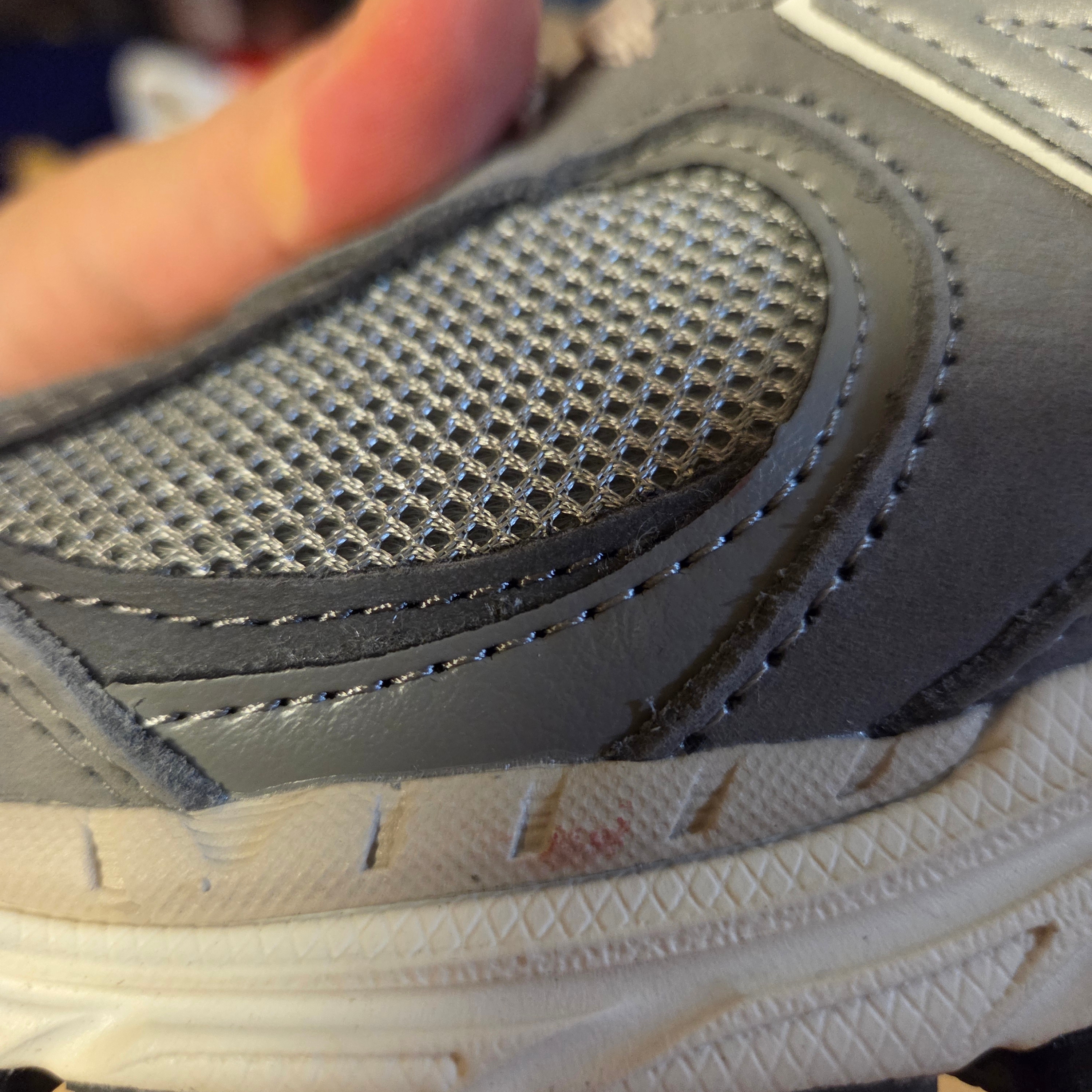 New Balance 2002R Premium Vintage Grey 착용 스타일 - 4