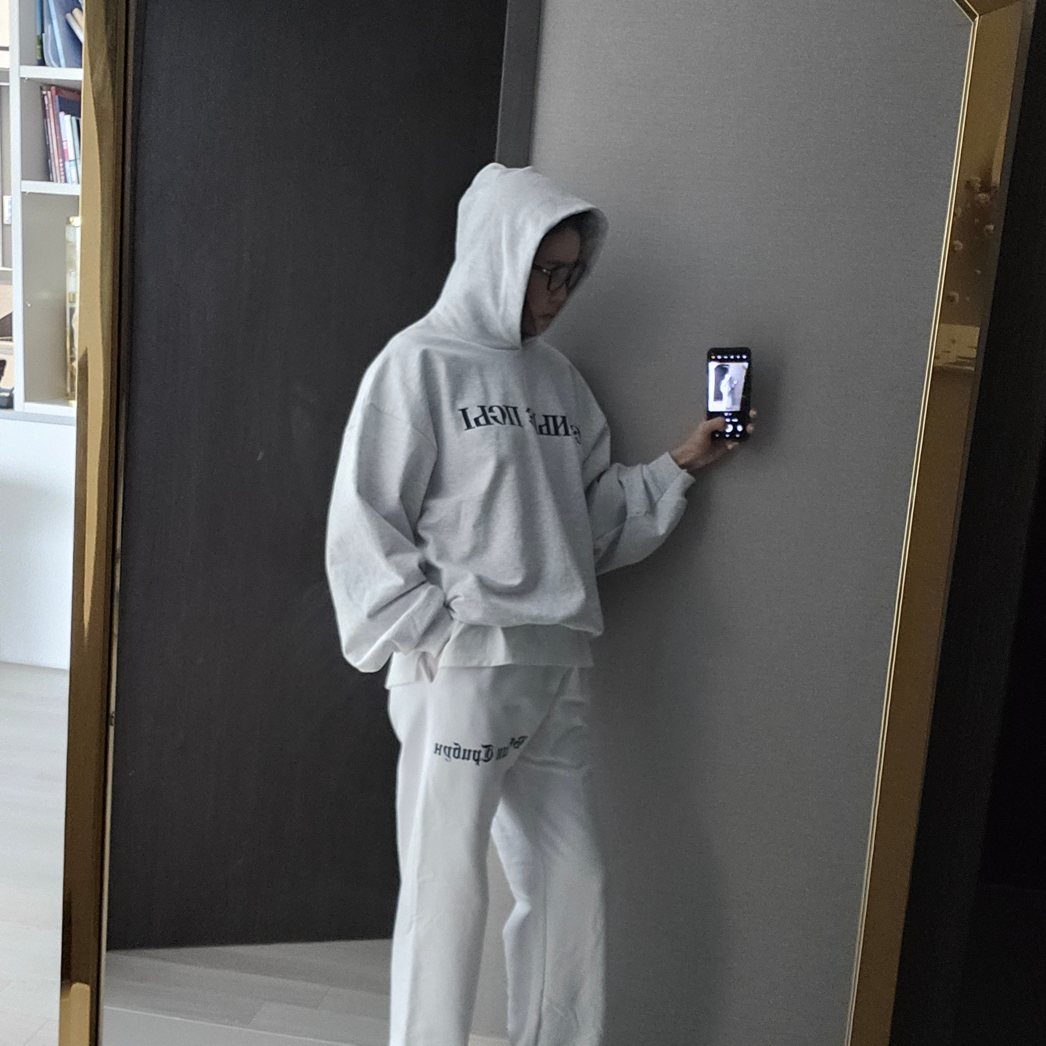 Yeezy x Gosha Rubchinskiy Tribune Herald SP-06 Pants White, Yeezy x Gosha Rubchinskiy YZY Black Dogs Hoodie Heather Grey 착용 스타일