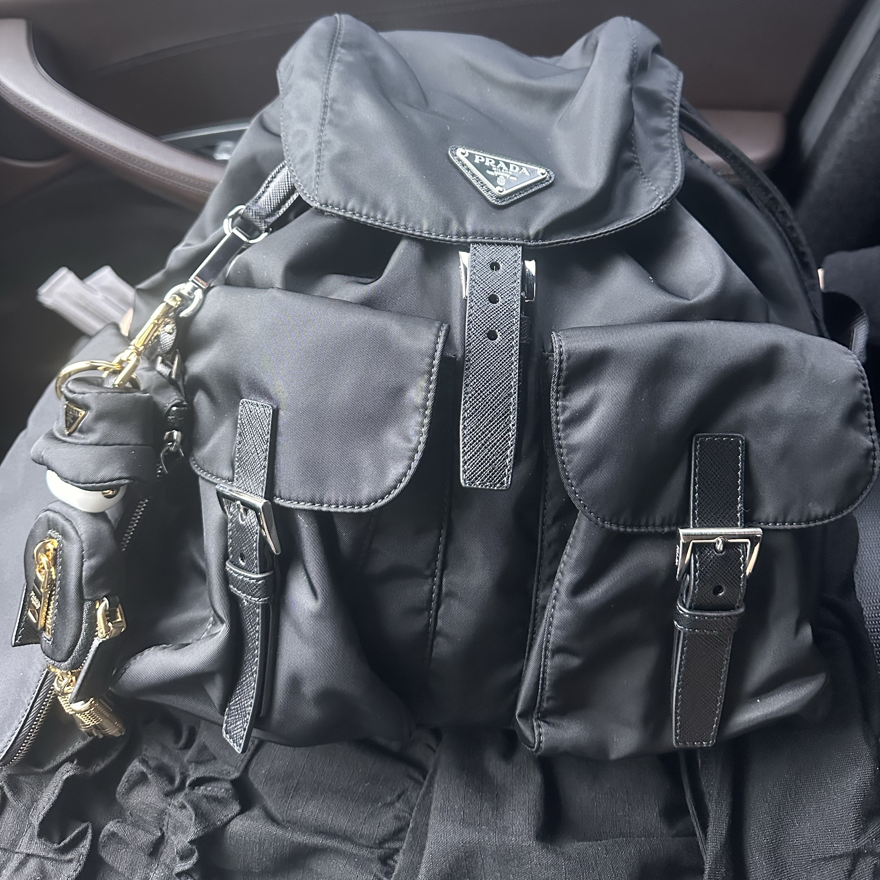 Prada Re-Nylon Medium Backpack Black 착용 스타일