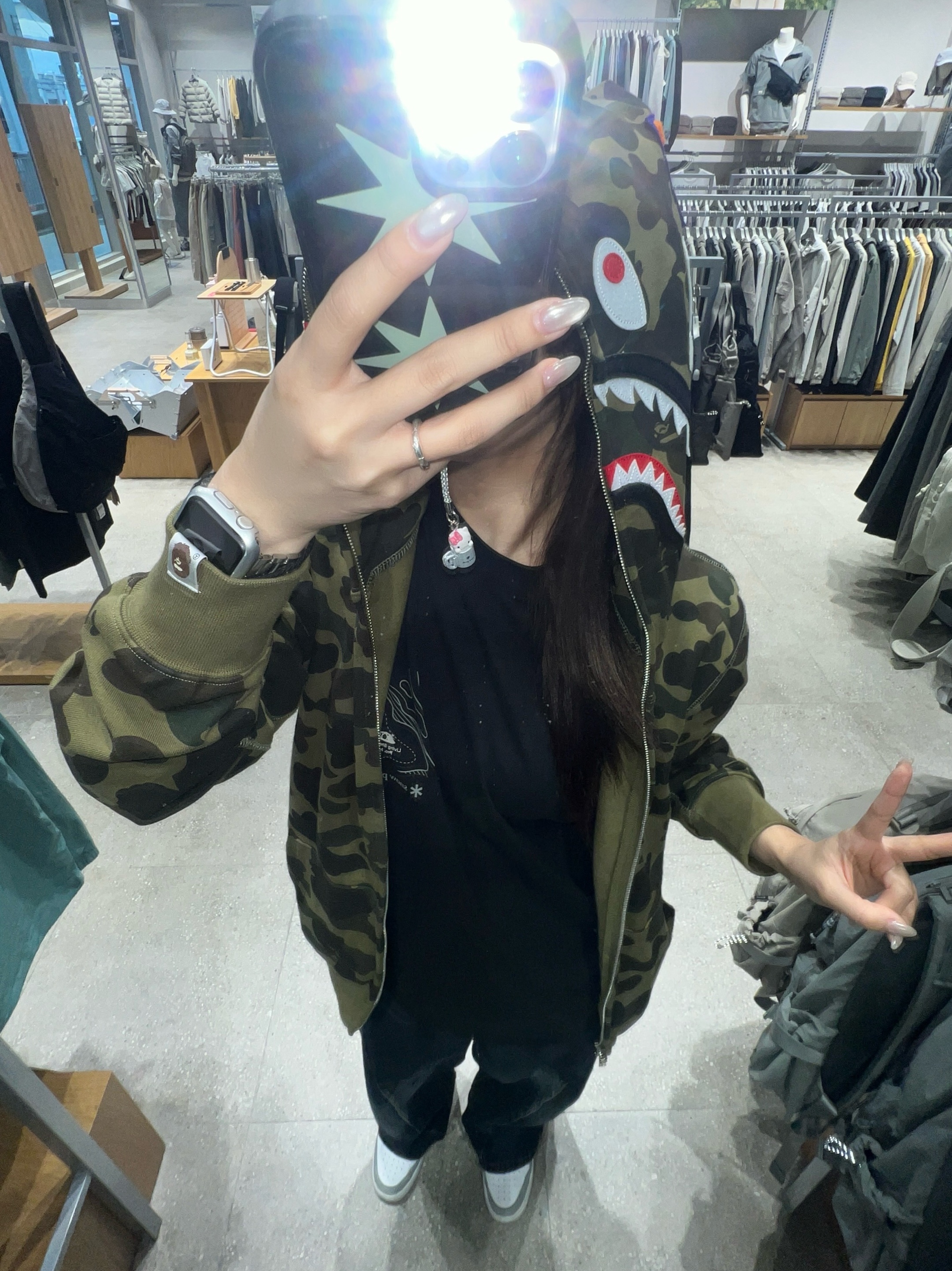 BAPE 1st Camo Shark Full Zip Hoodie Army Green, Snow Peak x Hello Kitty Figure Keying Mug White 착용 스타일