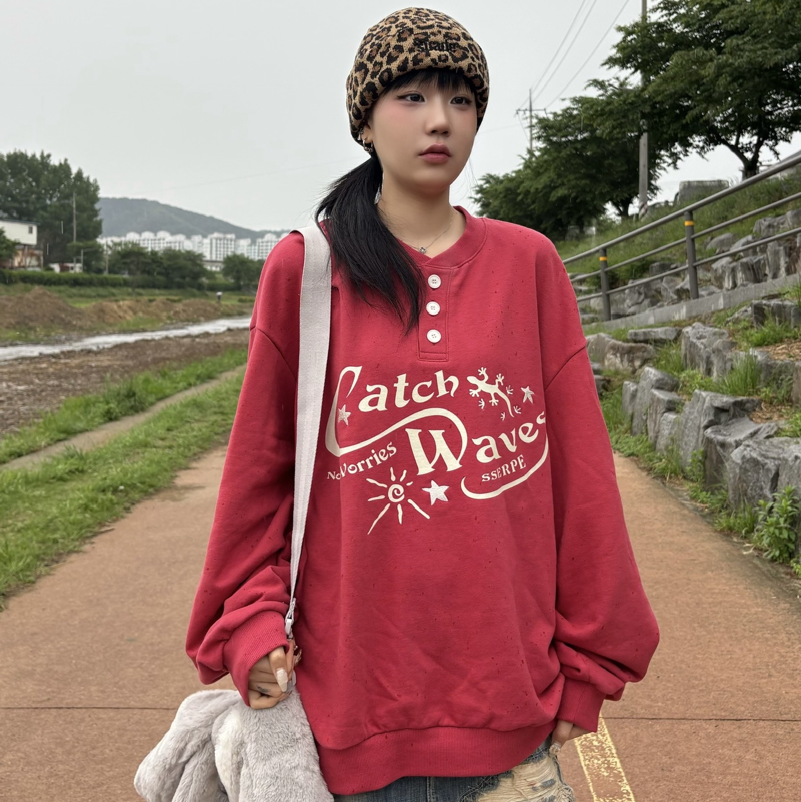 Converse x Drkshdw Turbodrk Chuck 70 Hi Lilly White, Nike NSW Faux Fur Tote Bag Light Iron Ore 착용 스타일 - 3