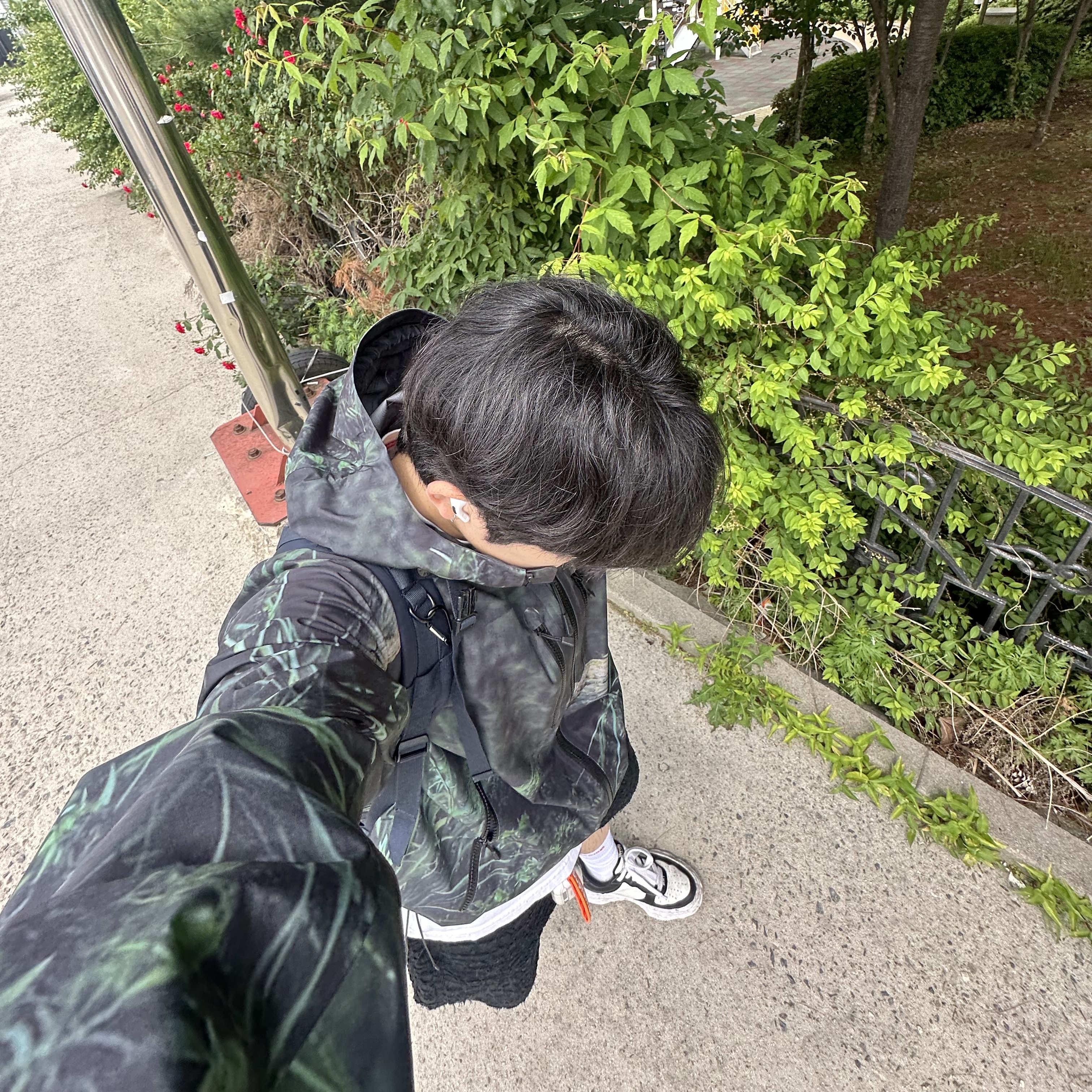 Maison Mihara Yasuhiro Wayne OG Sole Leather Low-top Sneakers Black White, Supreme Frayed Croc Baggy Denim Shorts Black - 25SS 착용 스타일