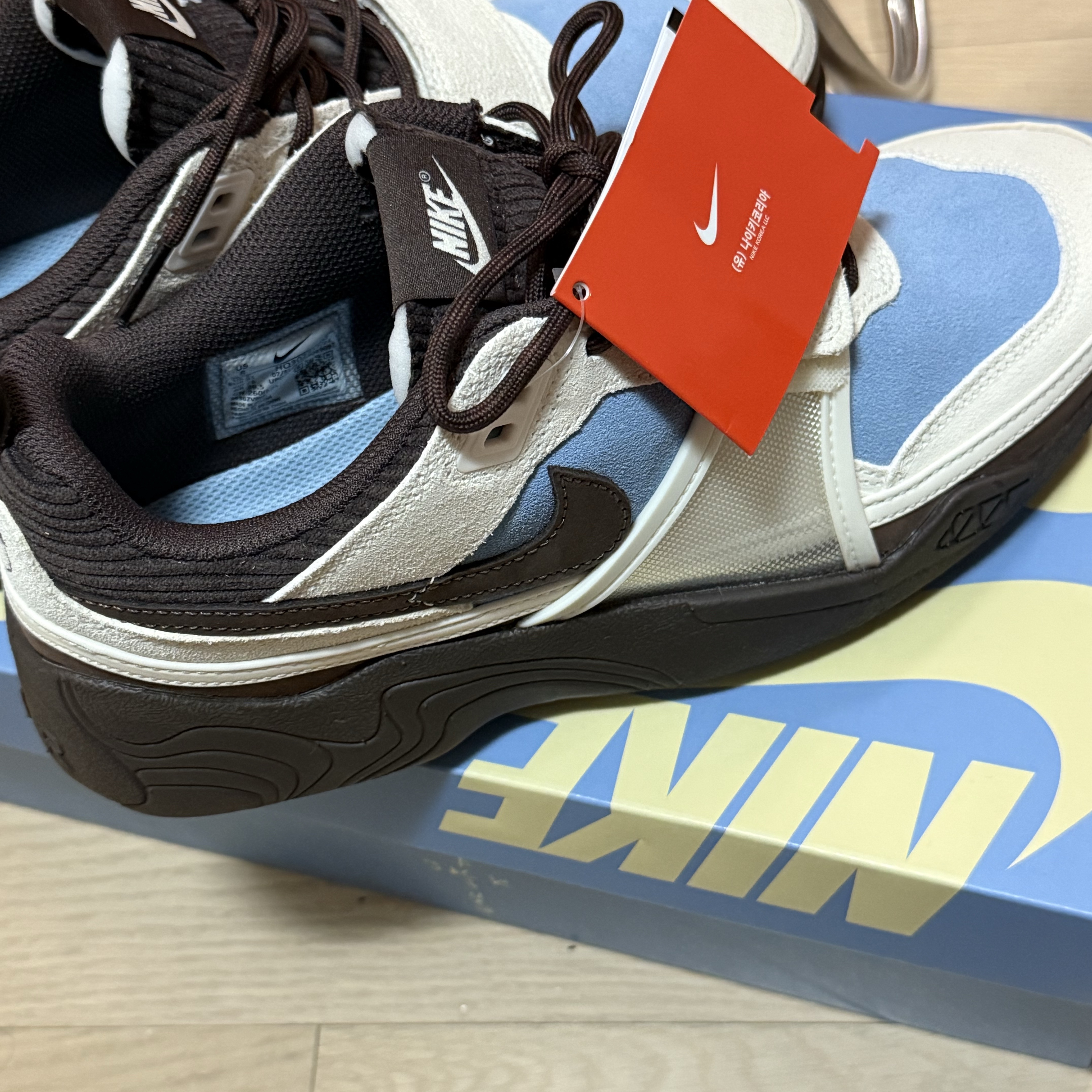 Nike x Travis Scott Zoom Field Jaxx Pale Ivory and Leche Blue, Nike x Travis Scott Zoom Field Jaxx White and Light Chocolate 착용 스타일 - 2