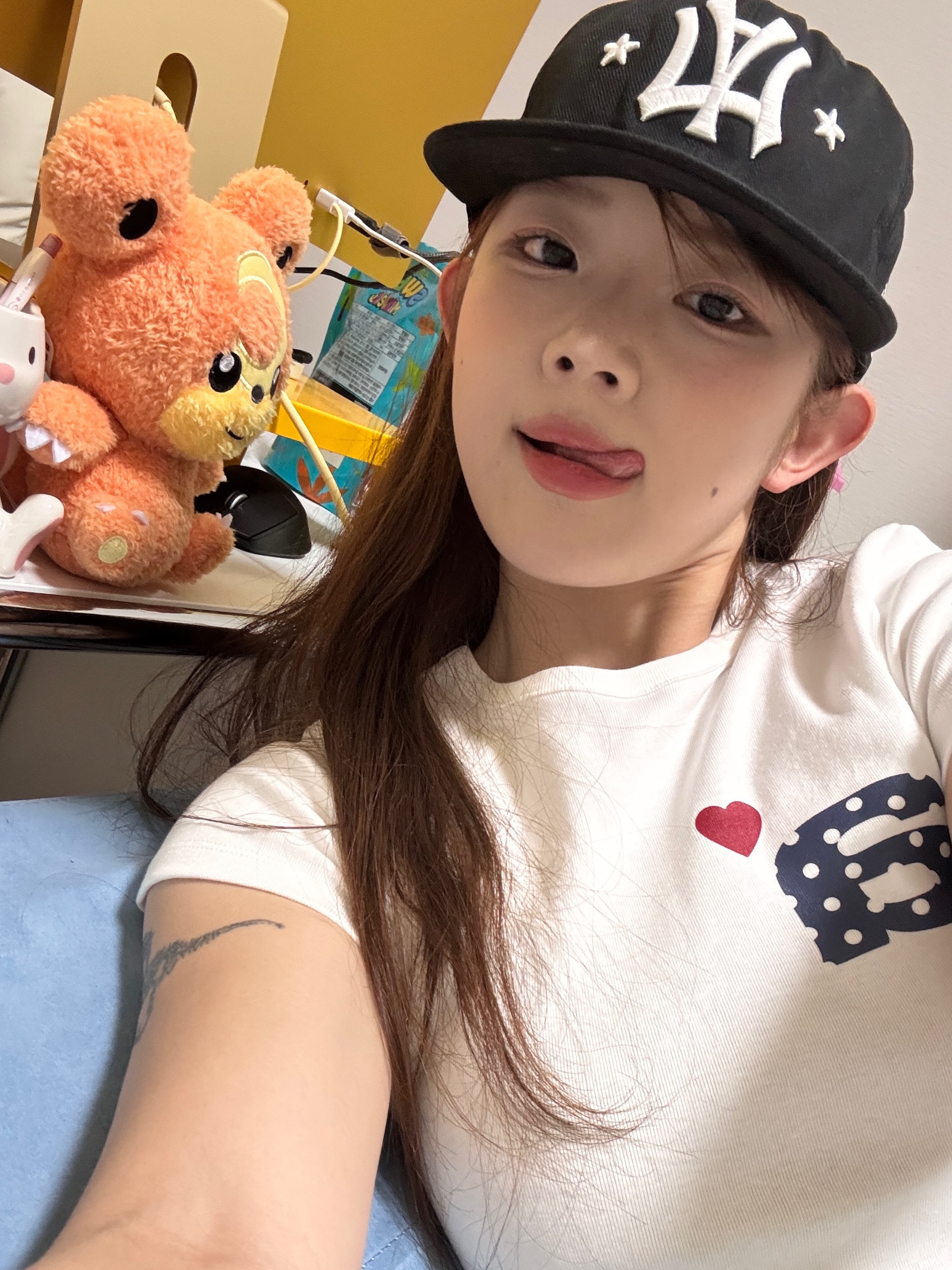 [예약 배송] AEAE Dot Small Letter Tee White, AEAE Ae Symbol Cap Navy 착용 스타일
